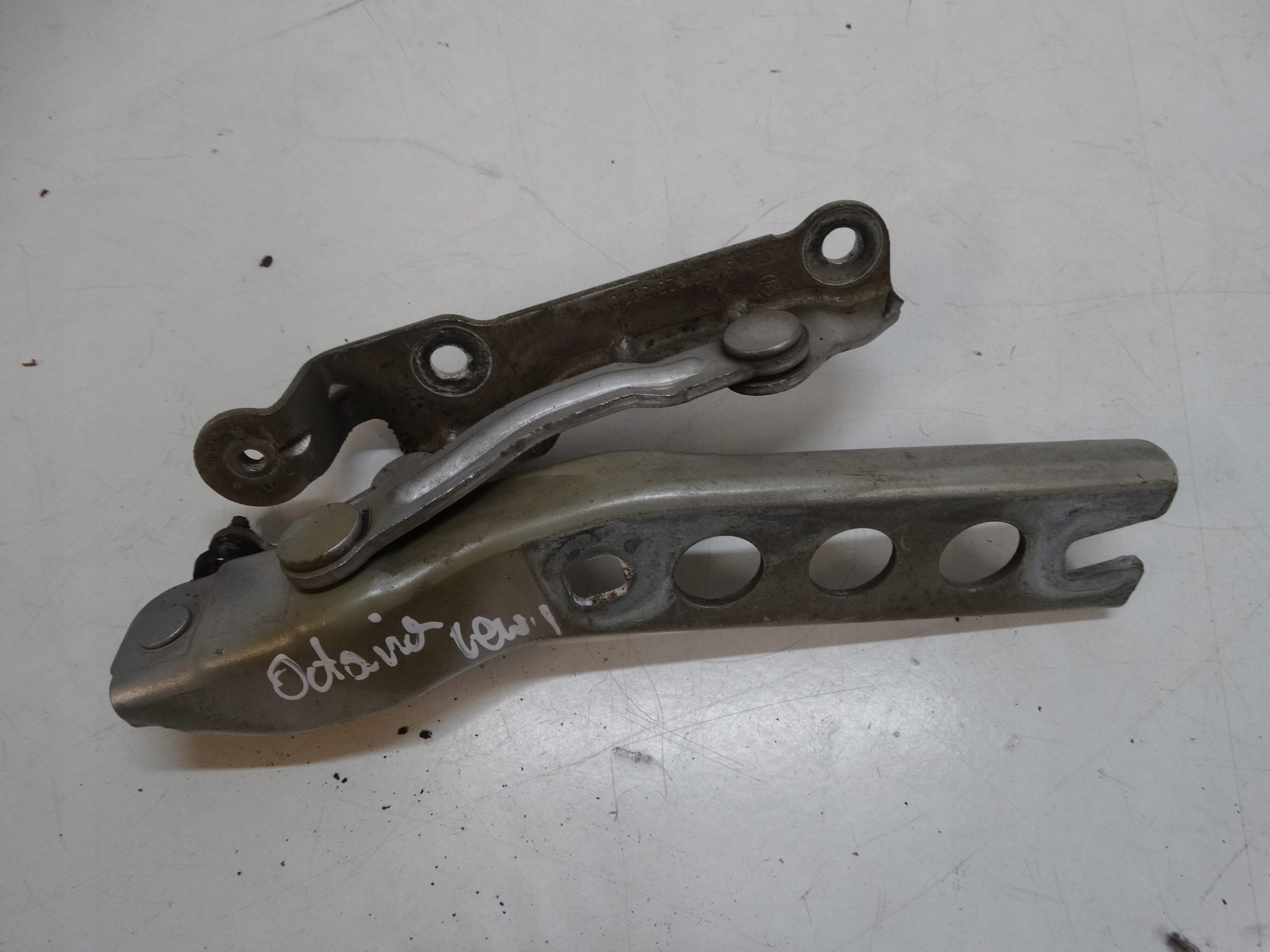 hinge bonnets left SKODA OCTAVIA II 1Z0823301C
