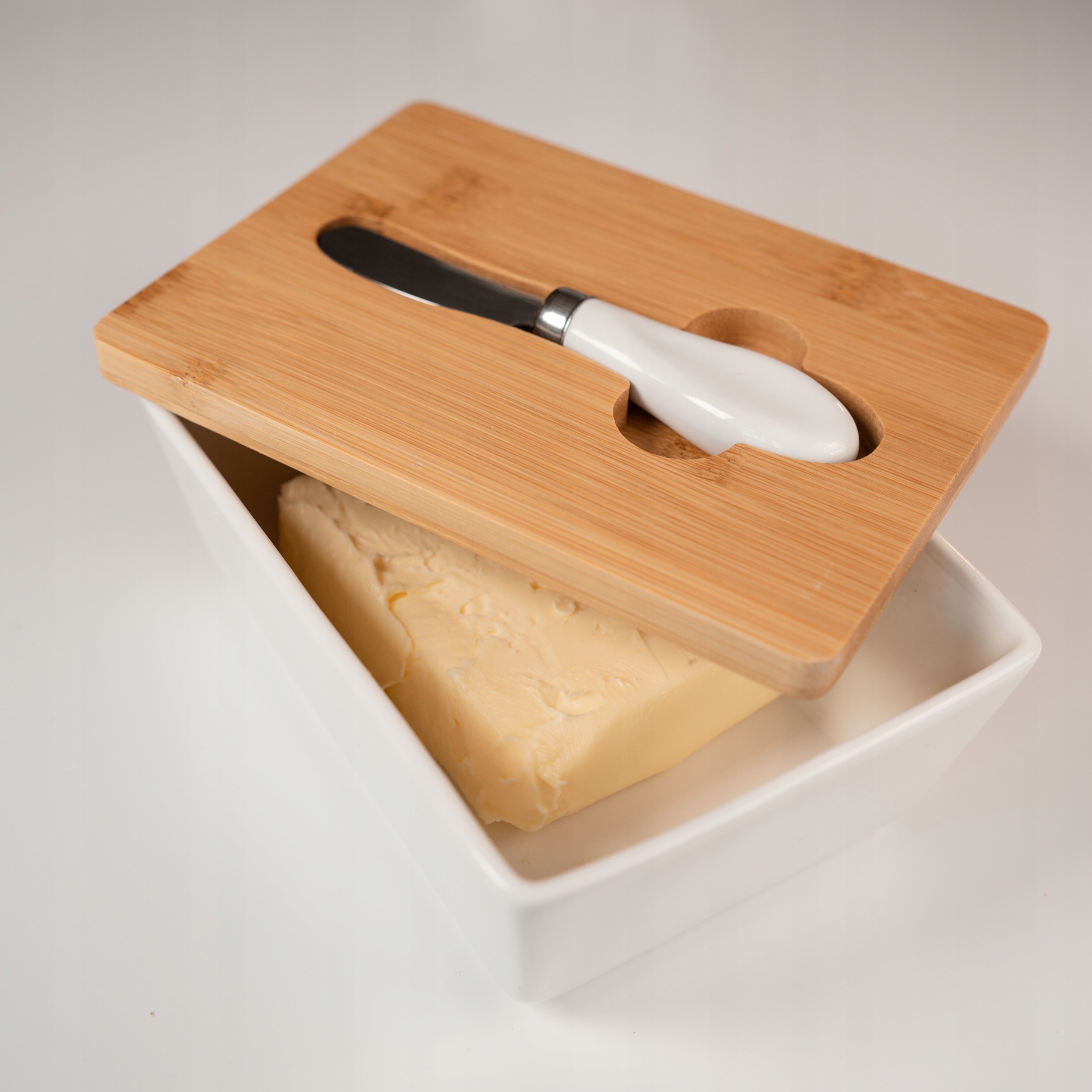 MASELNICA MASELNICZKA CERAMICZNA KWADRAT KSZTAŁT BIAŁA Z POKRYWĄ NOŻYK Linia PRIMA DECO