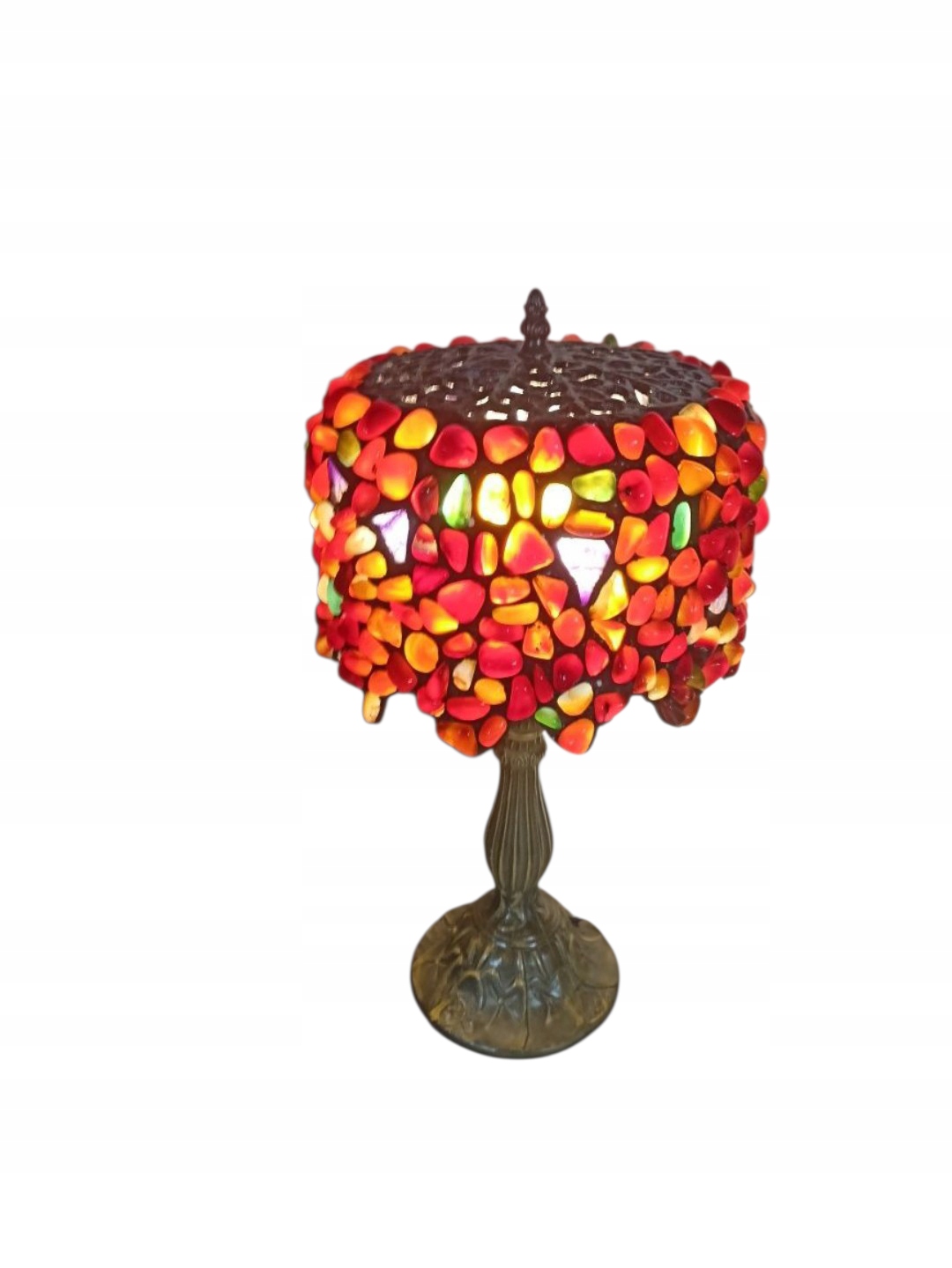 Vitrážová lampa typu Tiffany na kovovej nohe, prírodné kamene