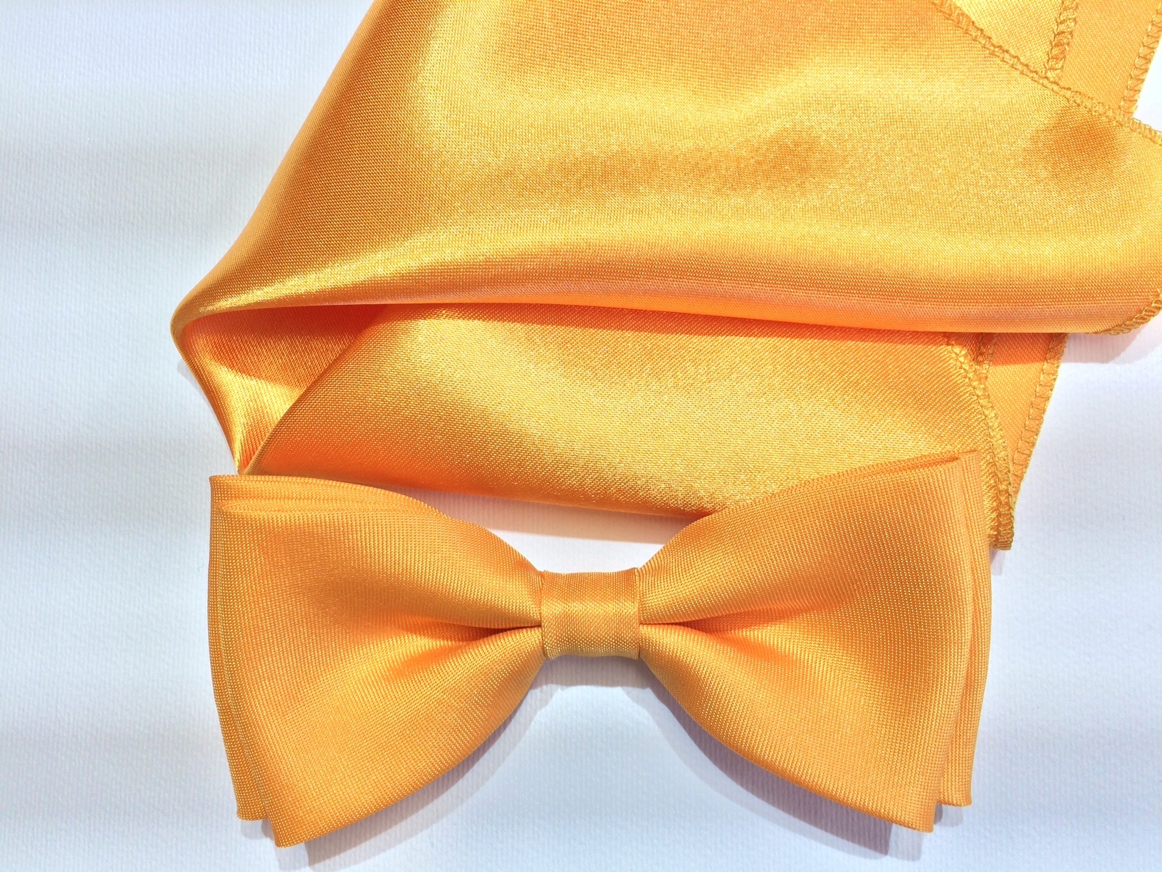 ZŁOTA INTENSYWNA MUCHA Z POSZETKĄ - CHUSTECZKĄ