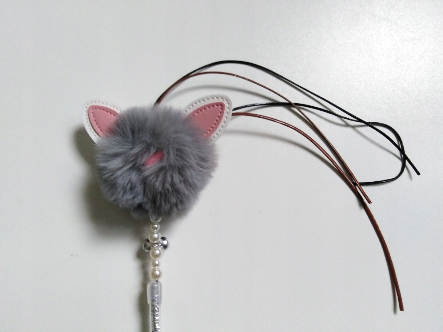 

Brokatowa wędka z puchatą buźką kotka Yarro