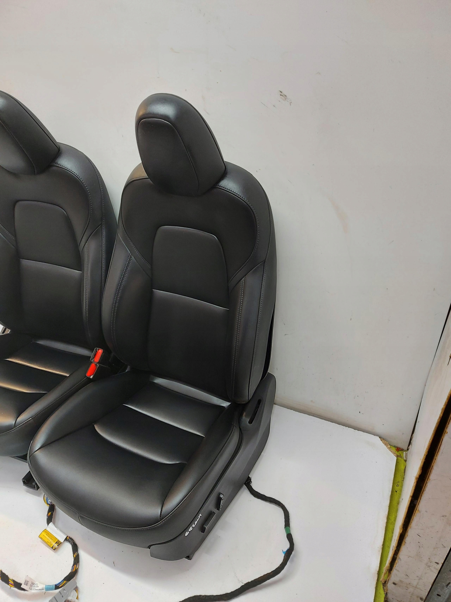 TESLA MODEL Y 2022 Sitze links rechts Sitz komplet skorzanych