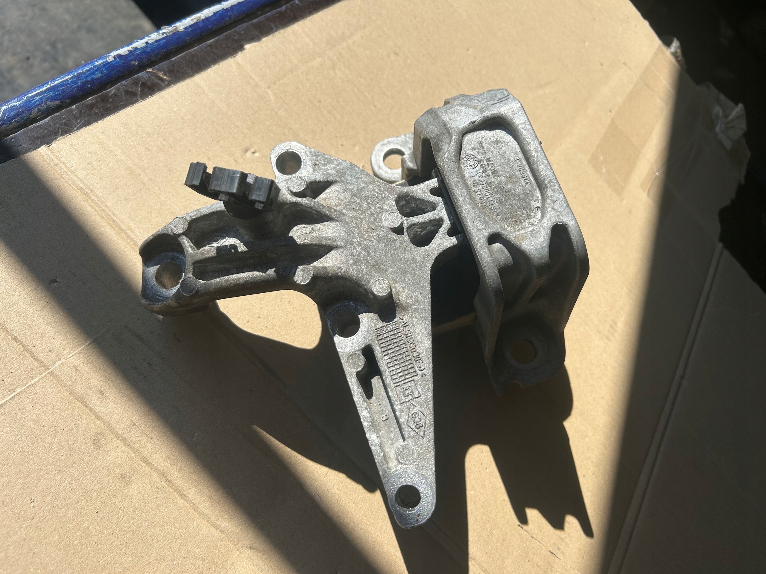 RENAULT MEGANE III LIFT 1,5 DCI engine mount right 326E28E