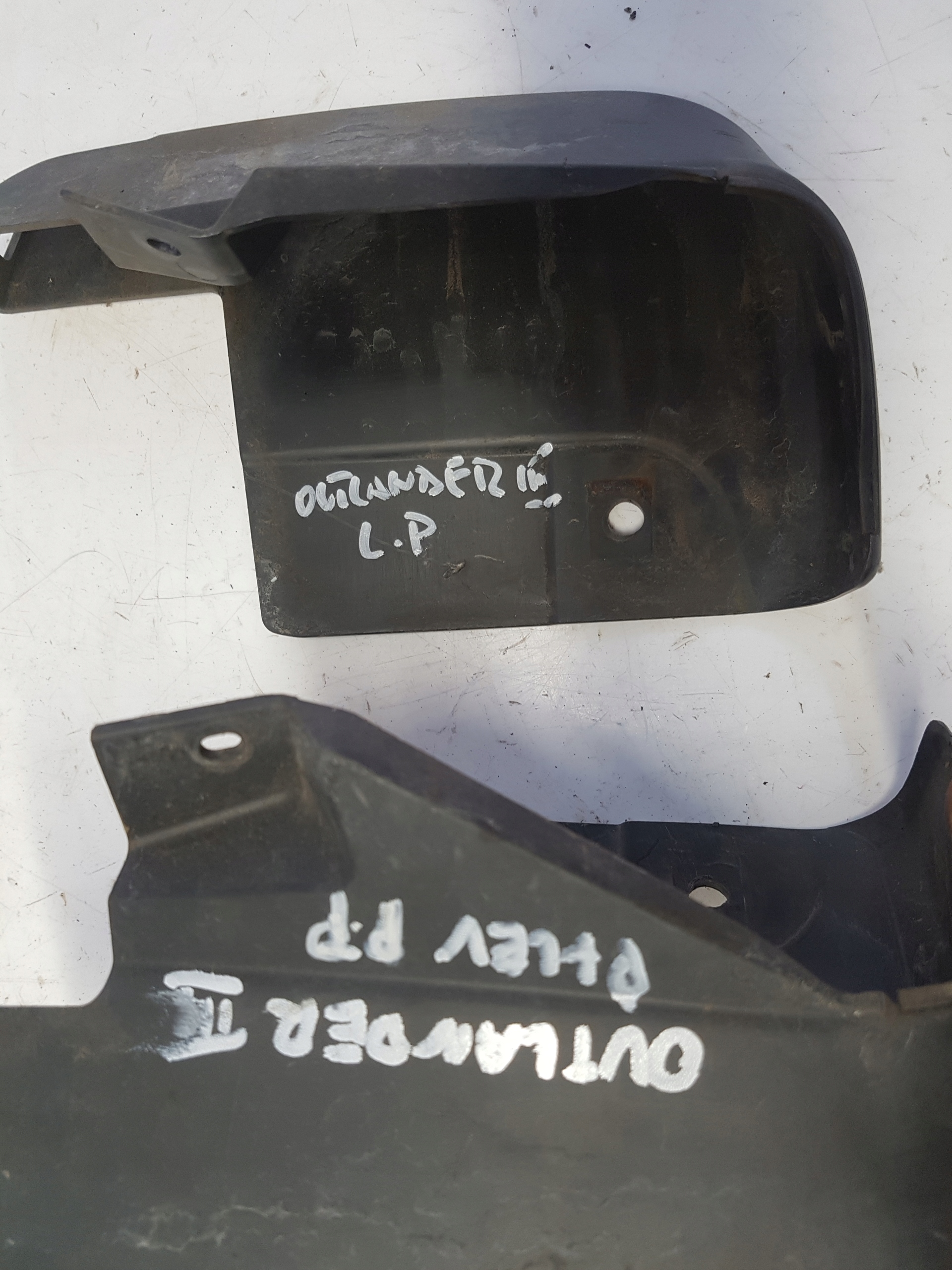 OUTLANDER III LIFT Schmutzfänger vorne rechts
