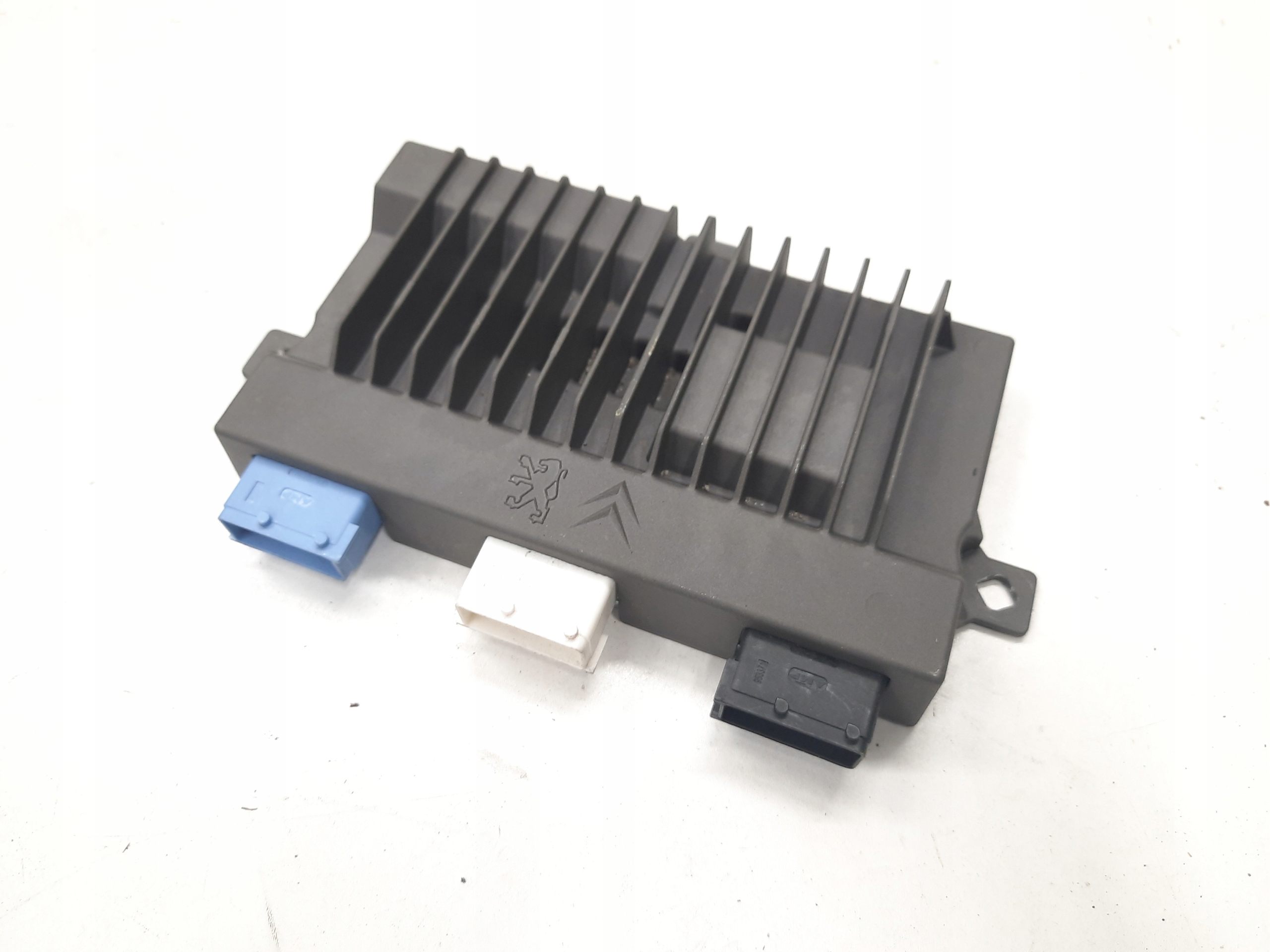 CITROEN DS7 WZMACNIACZ AUDIO FOCAL 9825899680