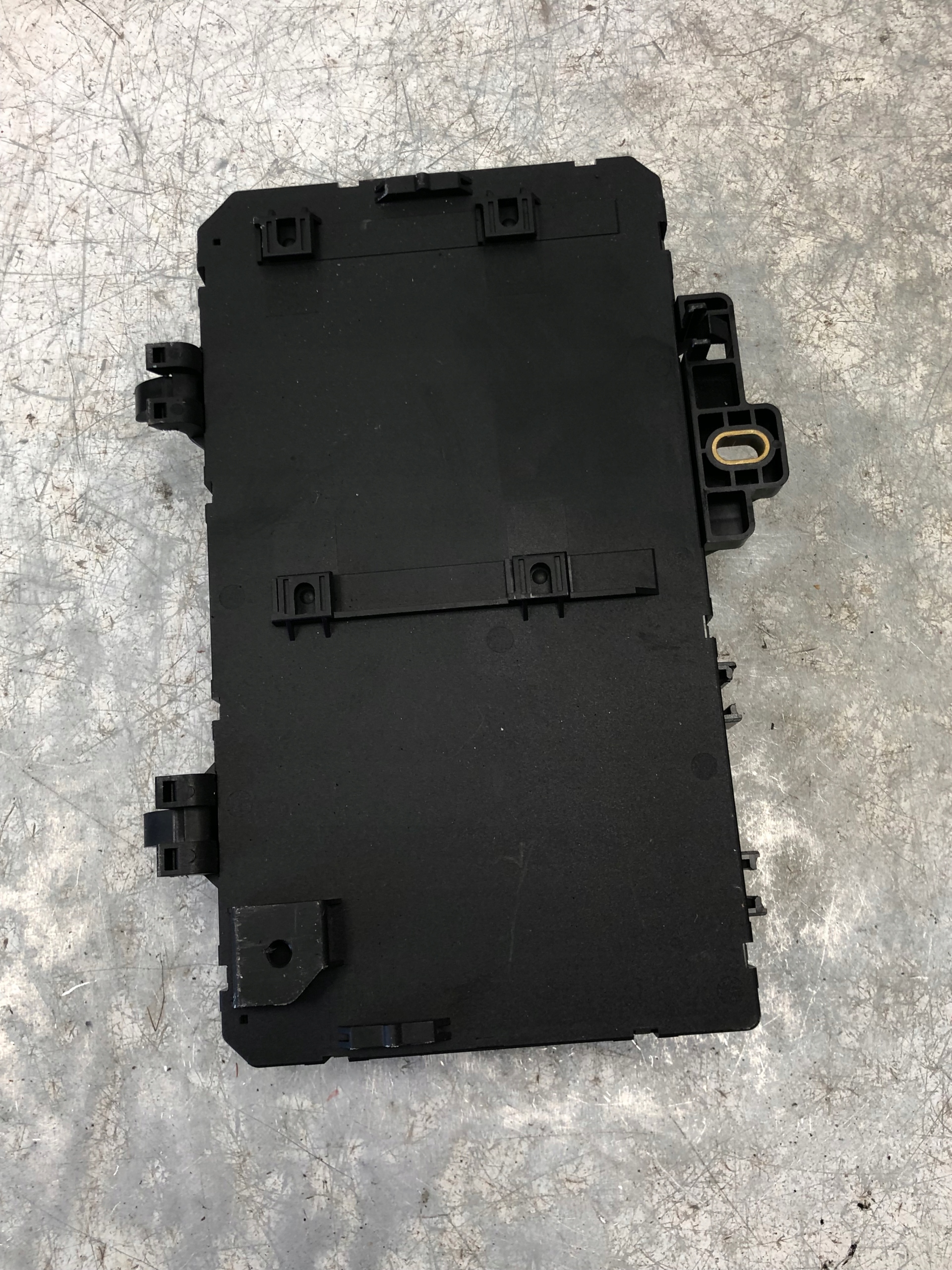 fuse box OPEL ASTRA H 13222173