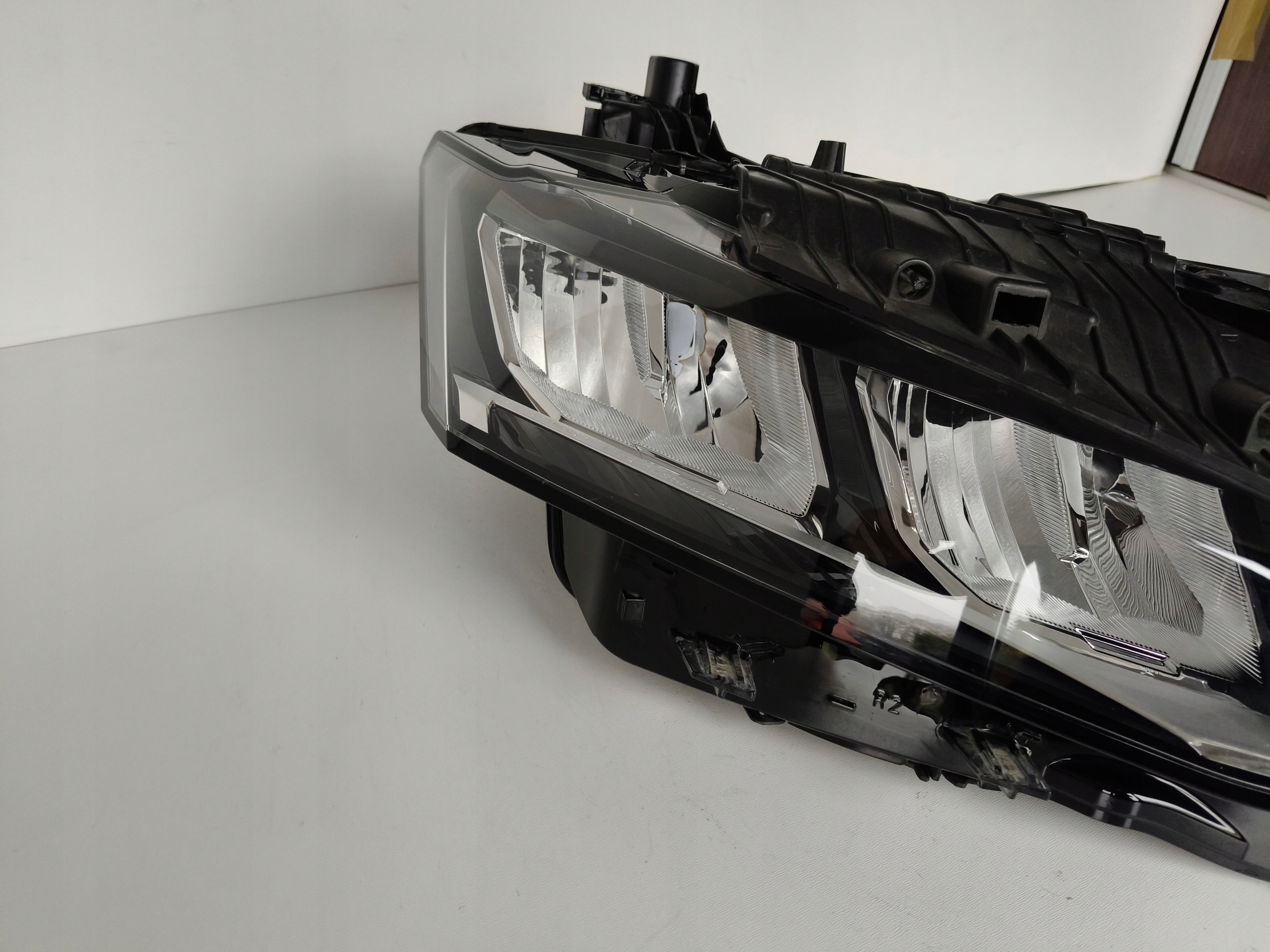 light right REFLEKTOR PEUGEOT 308 III T10 22- FULL LED