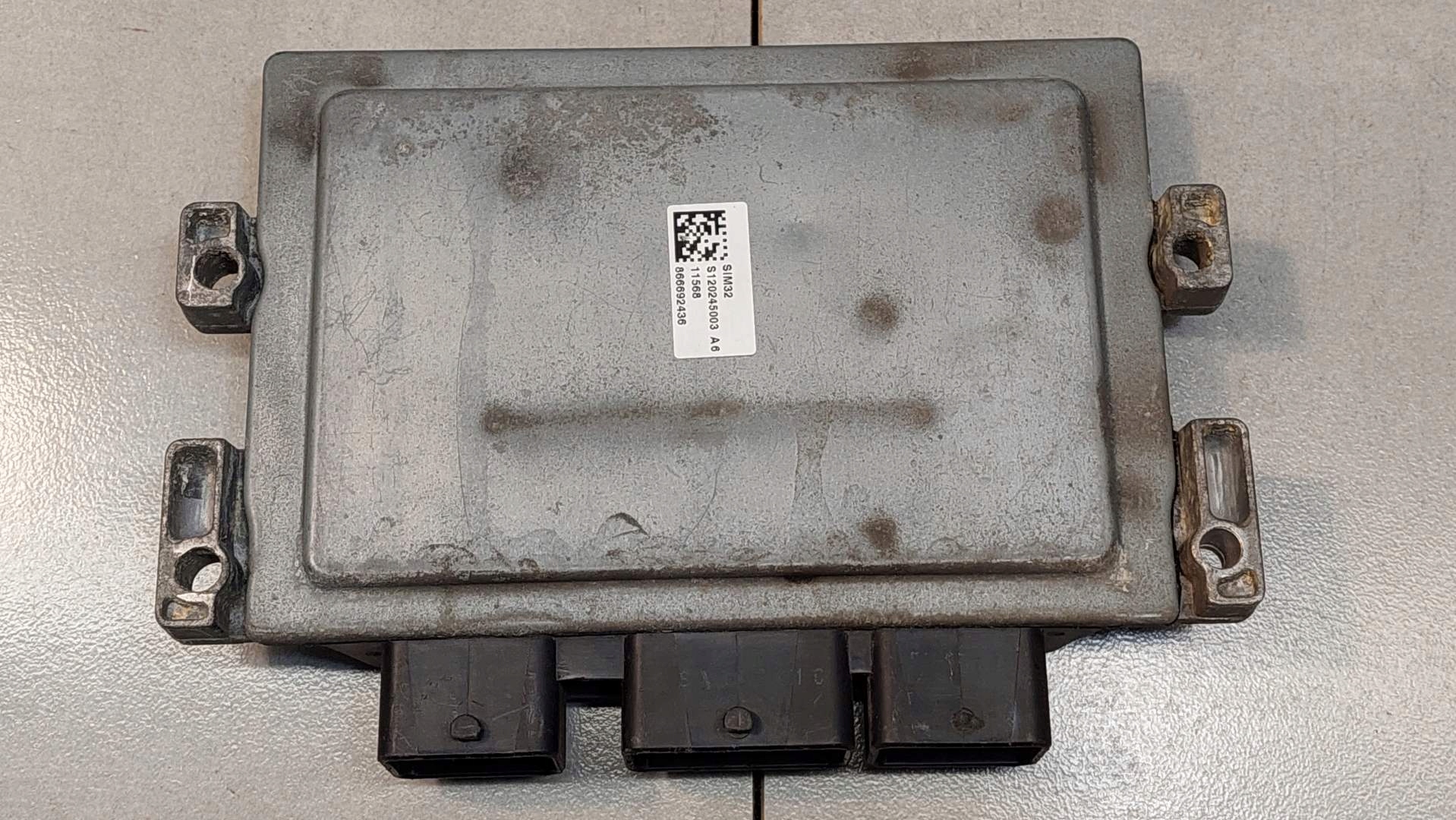 control unit of the engine CLIO II 1.2 8200473744