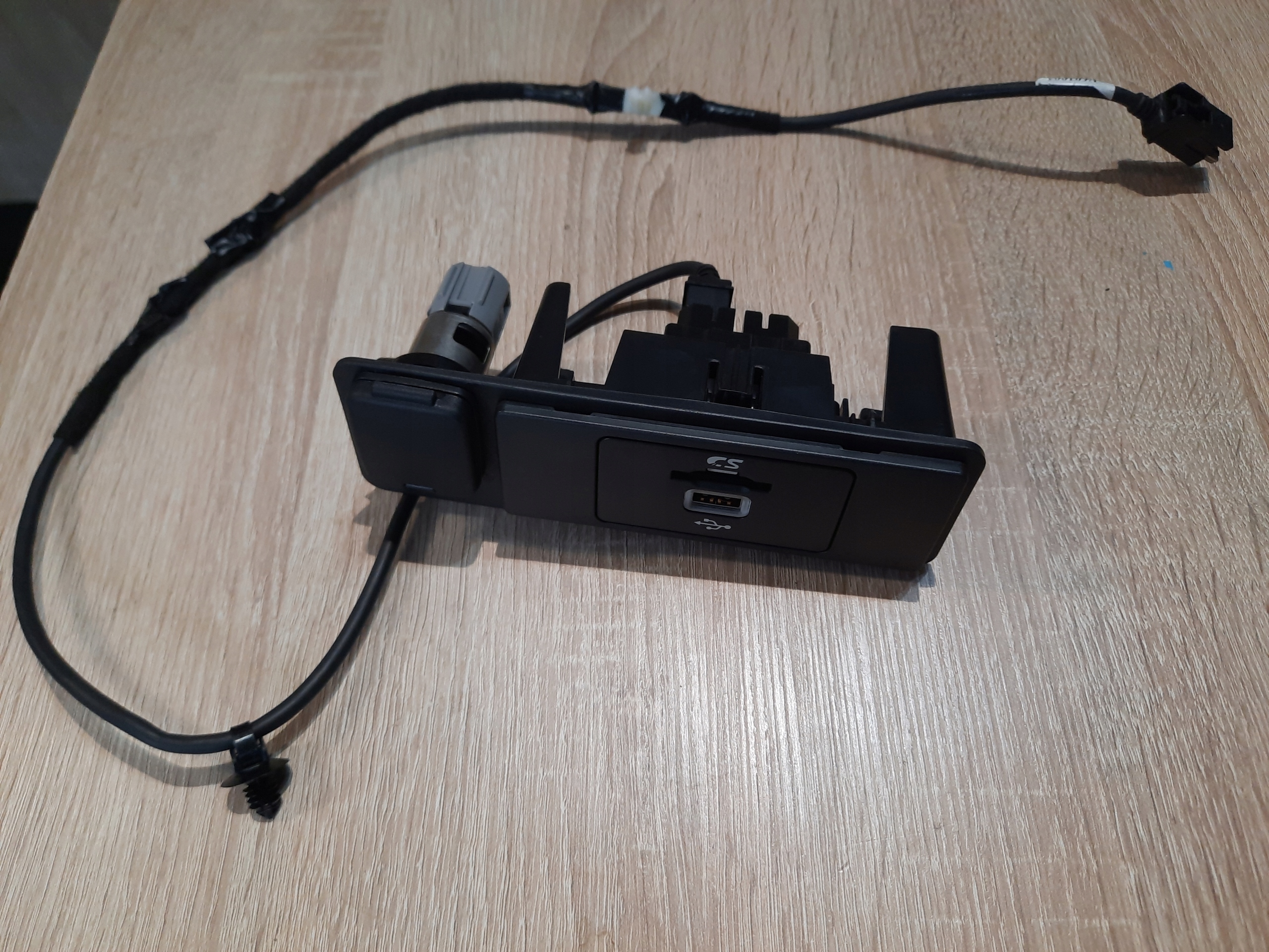 GC3T-14G332-AA - 15 ПОРТ USB РАЗЪЕМ ДЛЯ FORD MONDEO MK5 GC3T-14F014-AB