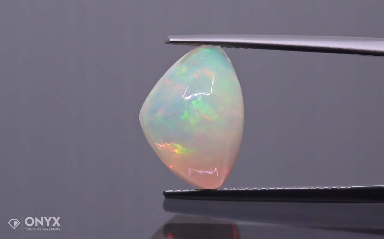 Opál z Etiopie kabošon nepravidelný 15x10,5 mm