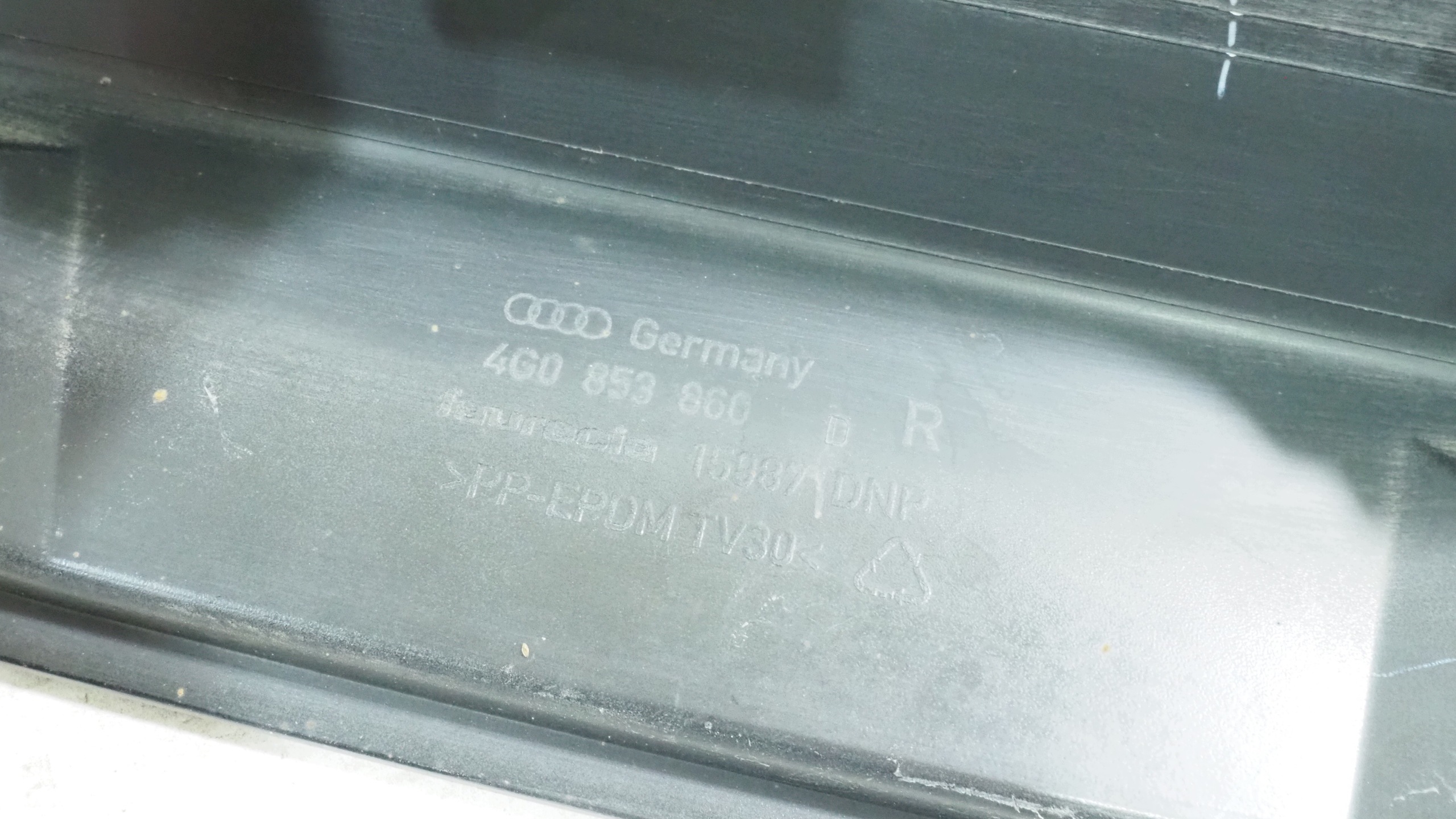 Audi A6 C7 moulage seuil droit 4G0853860D