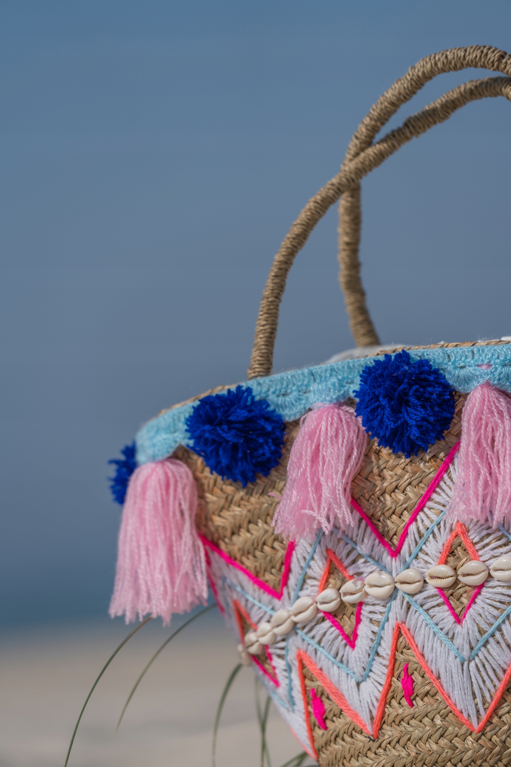 KOSZYK TOREBKA MODEL BALI POMPONS Kolor beżowy