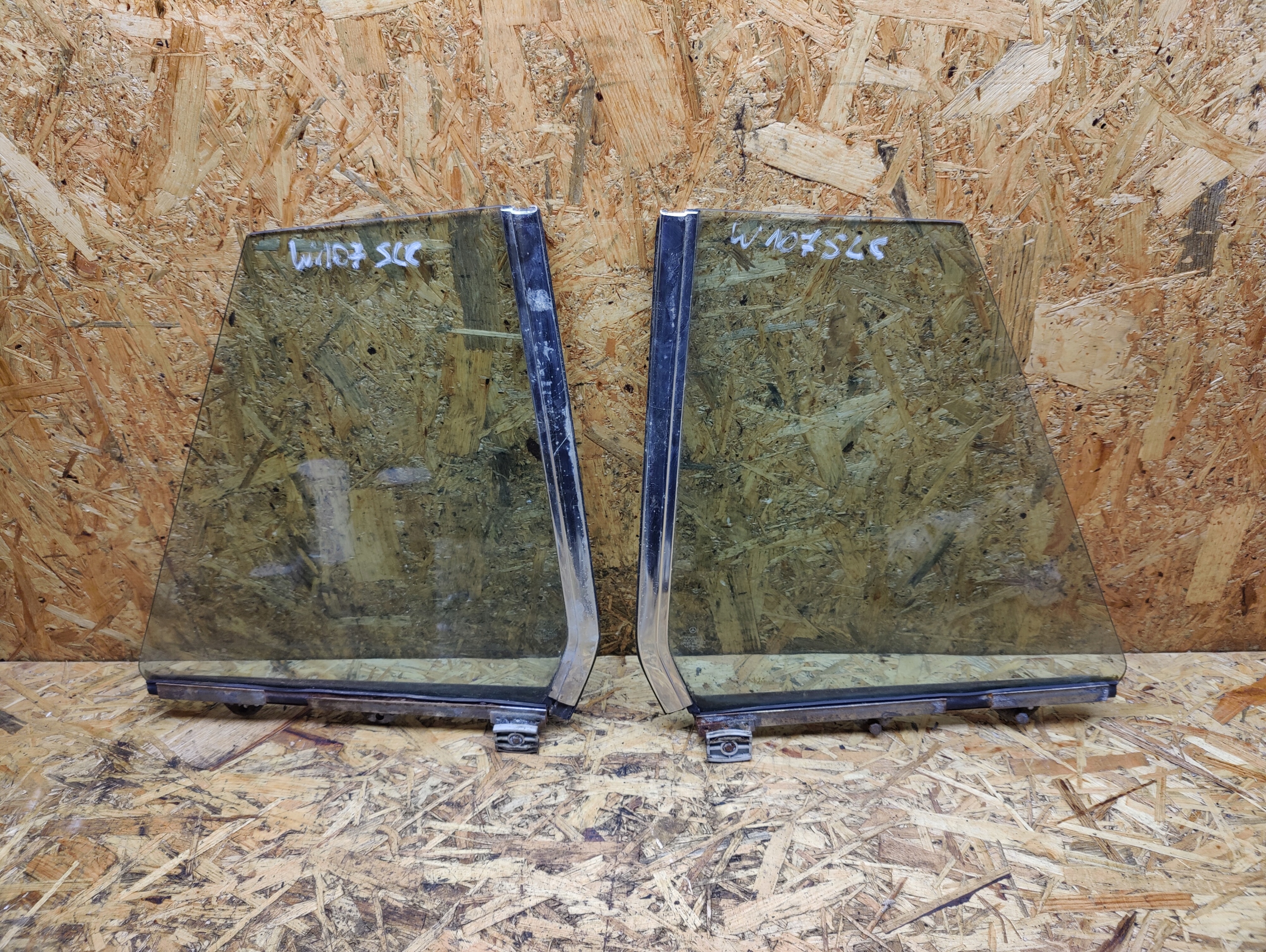 DOT27M52as2 - Скло бічне заднє праве ліве MERCEDES BENZ W107 SLC