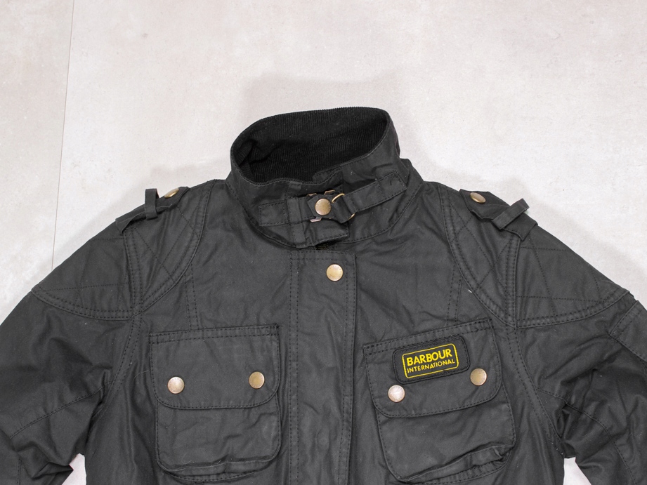 BARBOUR INTERNATIONAL SPEEDWAY WAXED WOSKOWANA 36 Kolor czarny