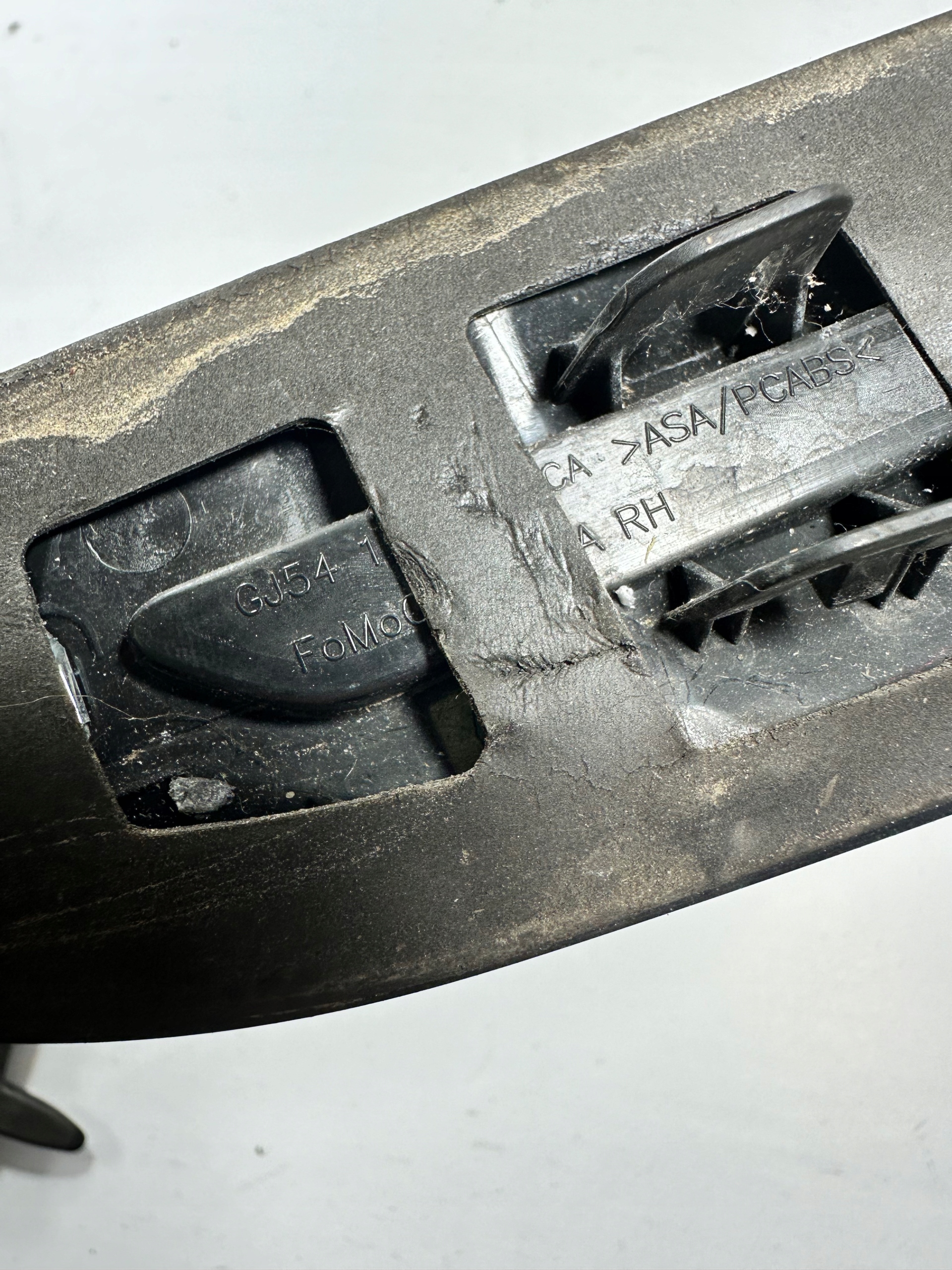 KUGA MK2 LIFT EMBLEMAT BŁOTNIKA ST PRAWY GJ54-16C216-CA Marka Ford