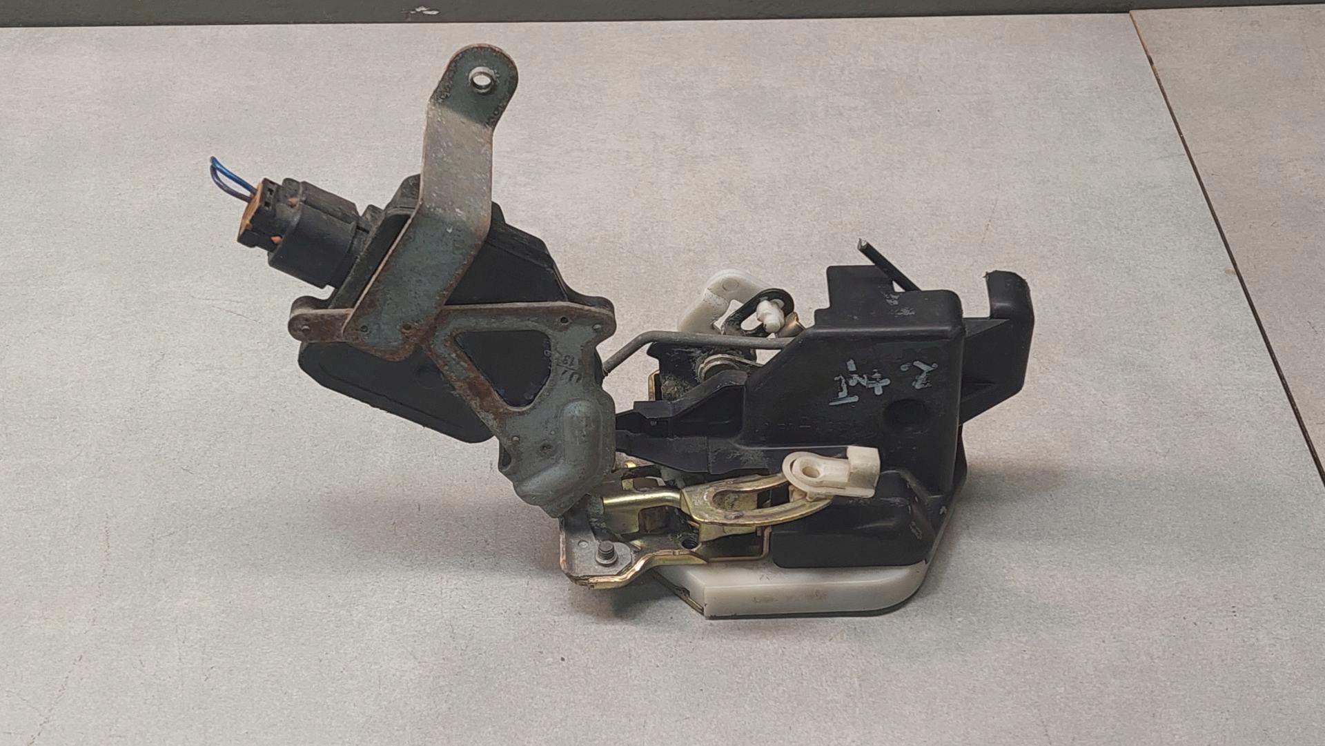 lock door left rear part SPACE WAGON III 2.4 GDI