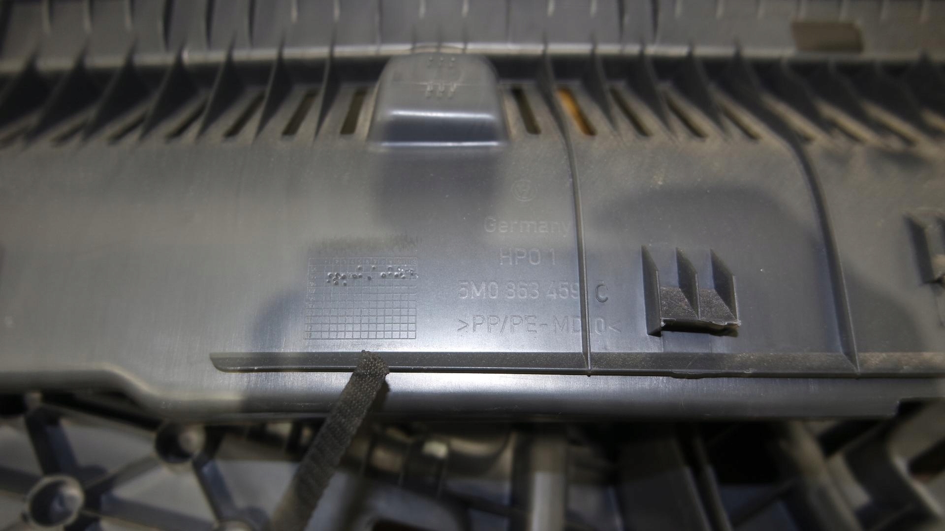 TAPICERKA BOCZEK BAGAŻNIKA TYŁ OSŁONA PASA VW GOLF V PLUS 5M0867427G Jakość części (zgodnie z GVO) O - oryginał z logo producenta pojazdu (OE)