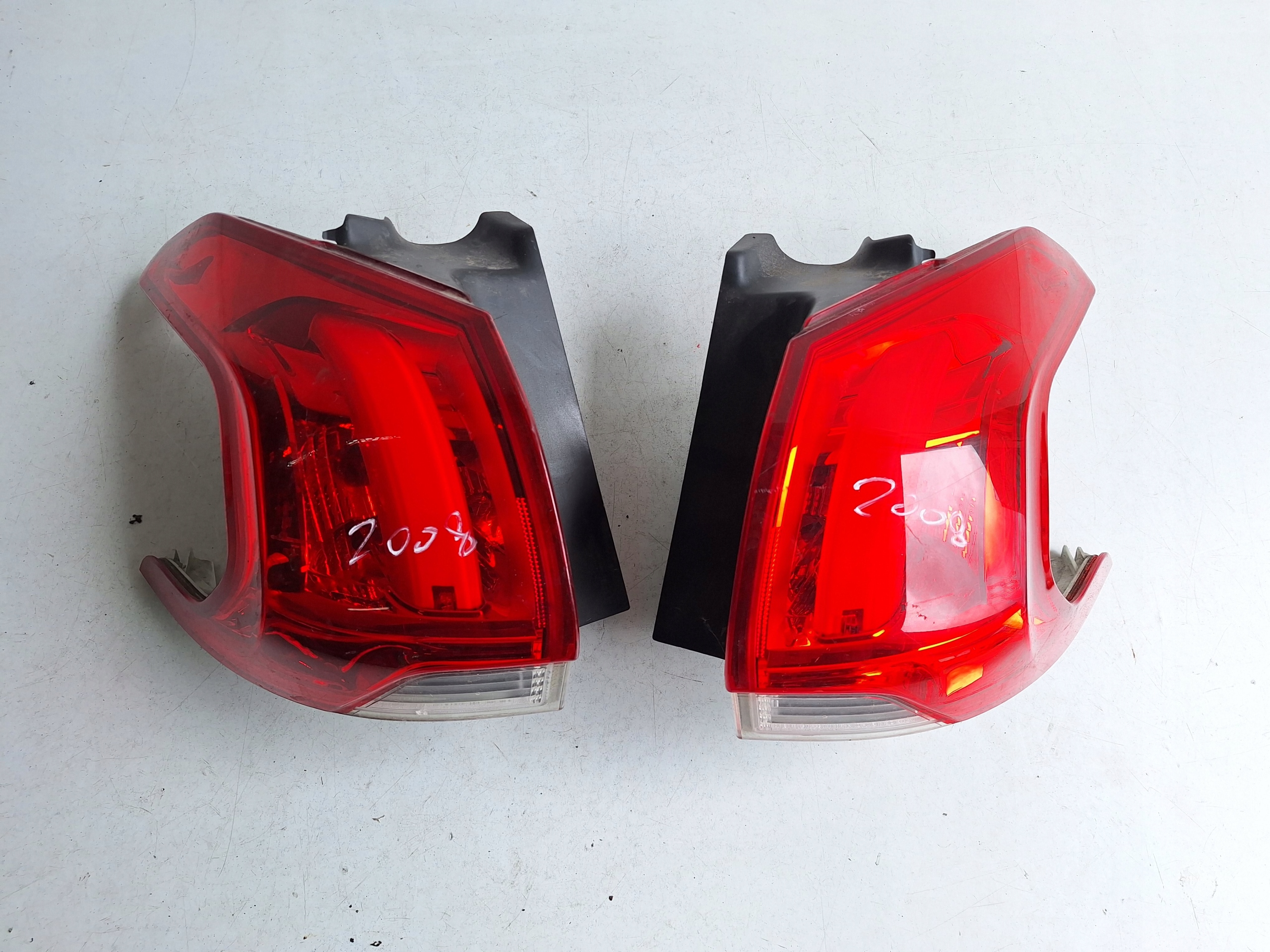 PEUGEOT 2008 and 12-16 light rear part left