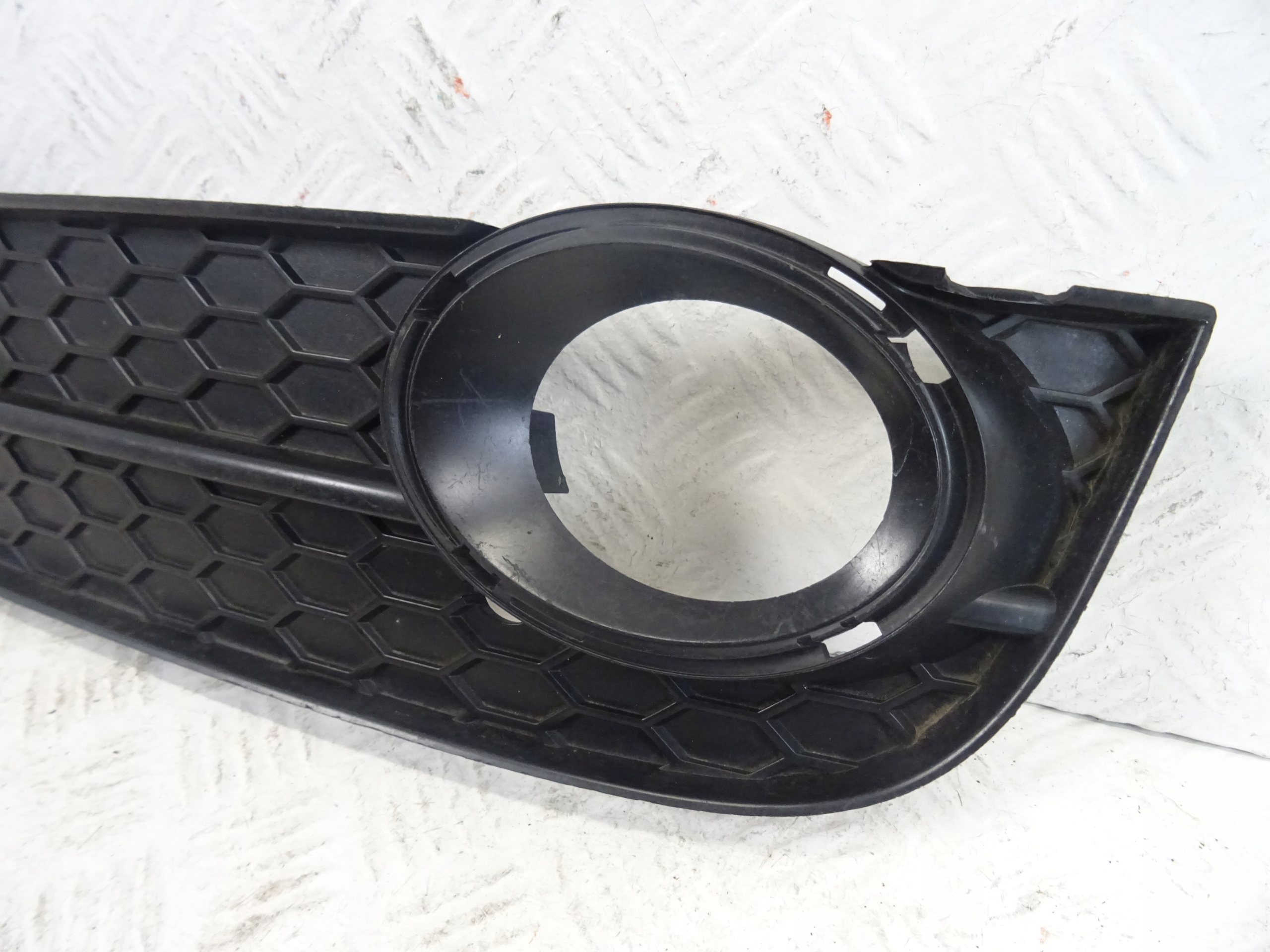 grid of a bumper front front left AUDI A5 8T 8T0807681