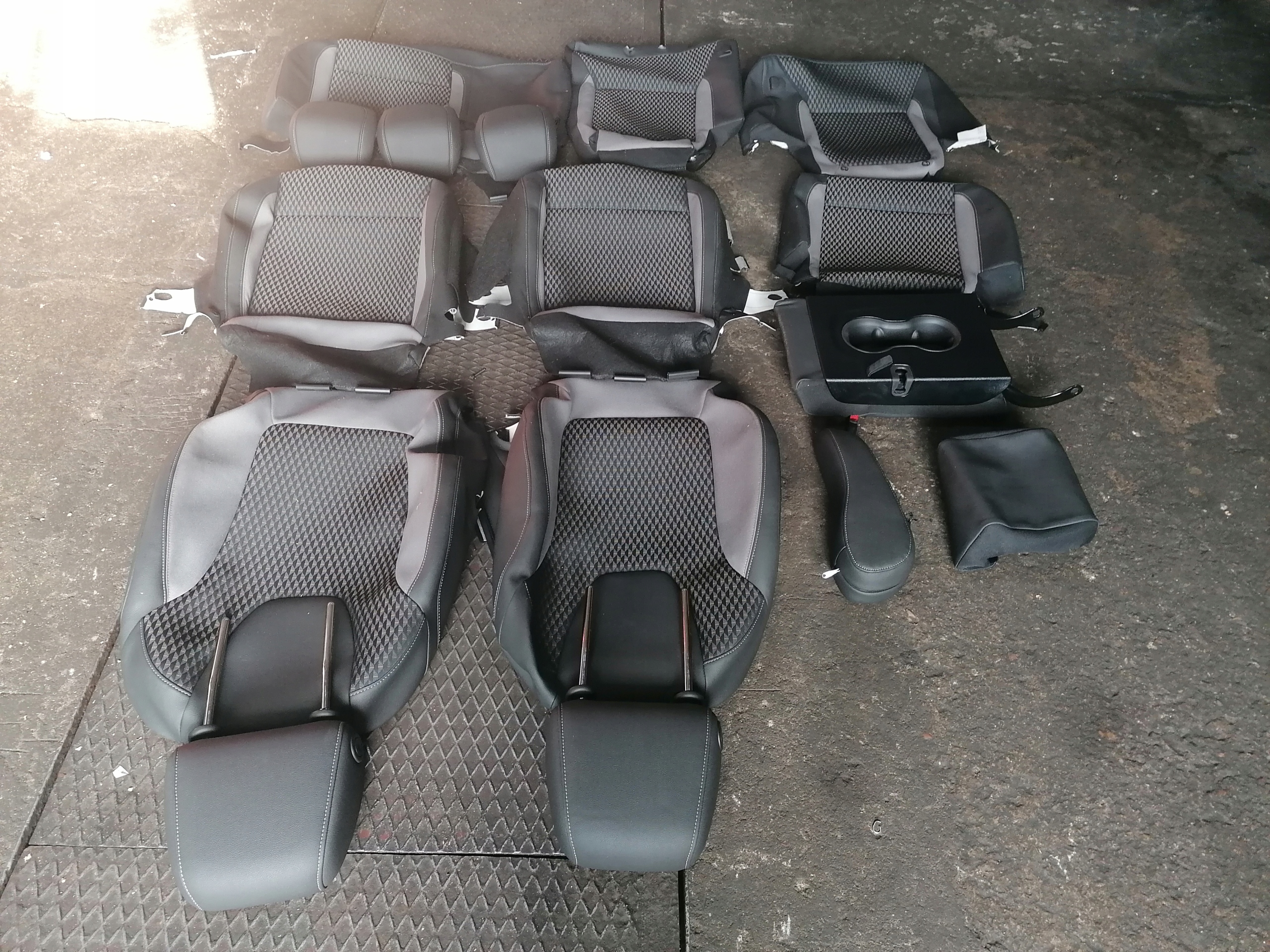 25 TAPICERKA FOTELA KANAPY OPEL CROSSLAND X Typ samochodu Samochody osobowe