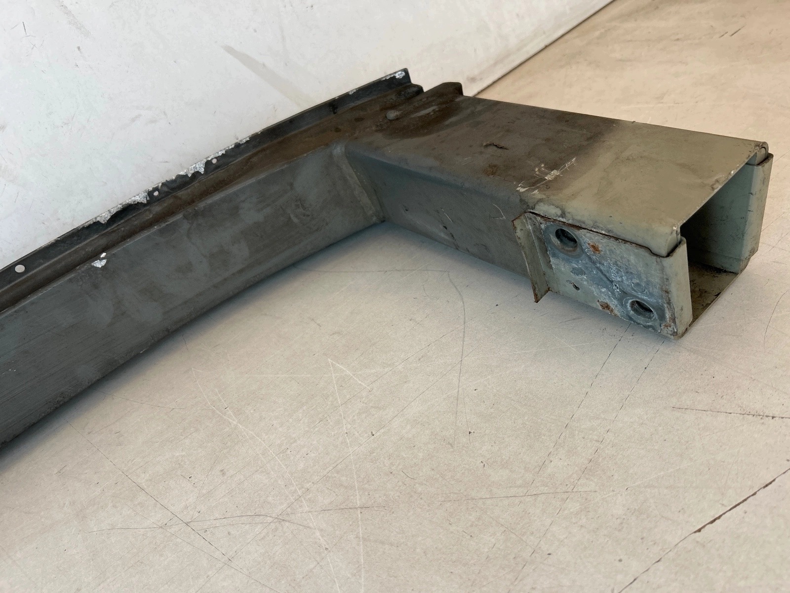 sider pillar of a bumper front Chevrolet Orlando