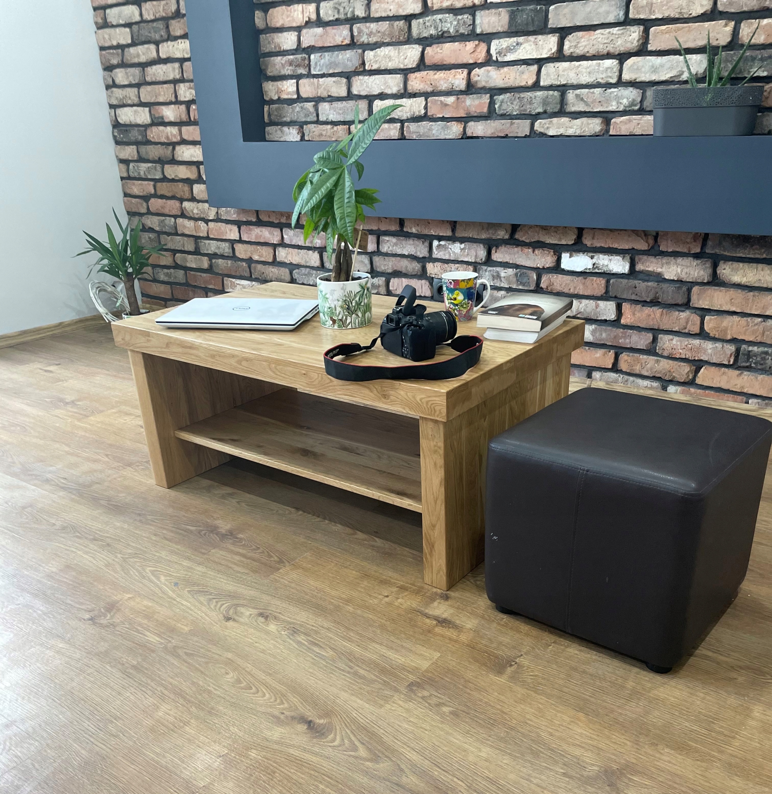 Stolik kawowy, loftowy stolik, lity dąb, solidny. Szerokość mebla 105 cm