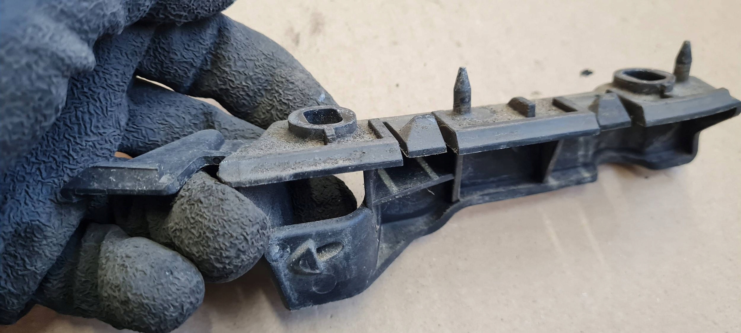 A5 8T LIFT S5 support holder bracket of a bumper right front 8T0807284C