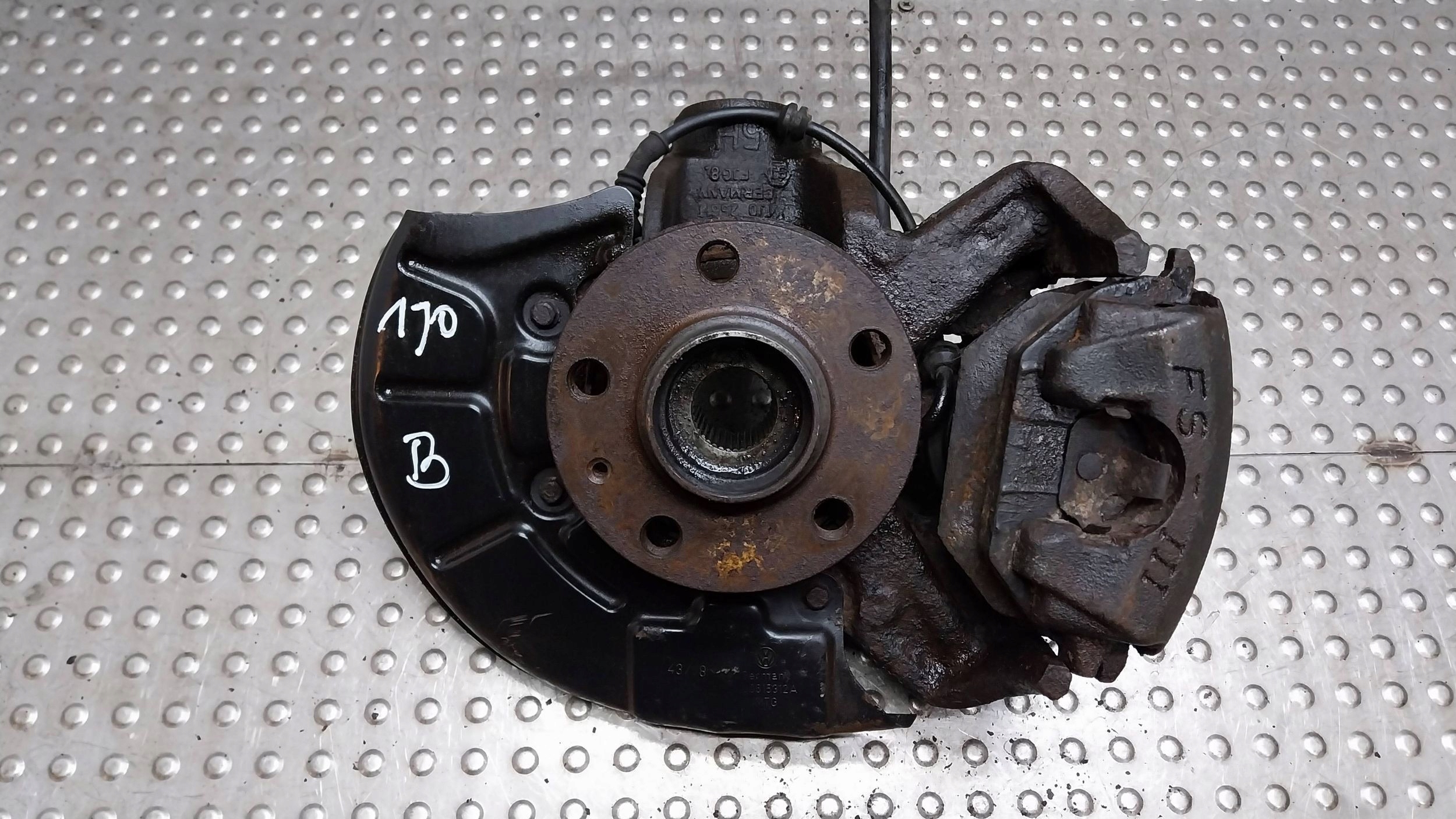 Mozzo FUSELLO Destra Anteriore 1J0407256M VW GOLF IV A3 8L OCTAVIA e LEON e 1.8B