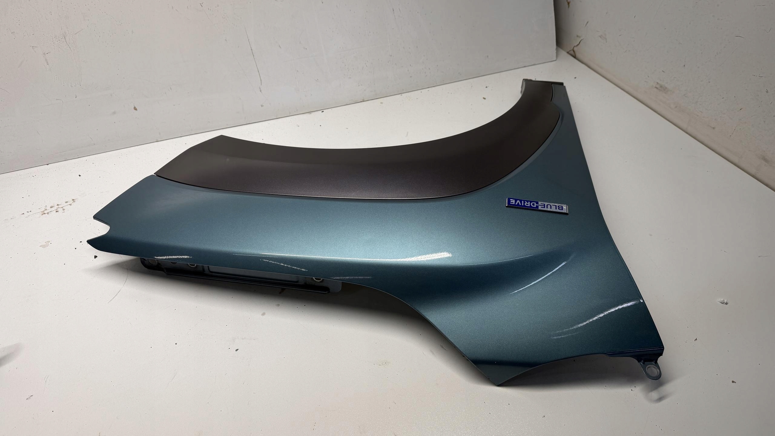 HYUNDAI KONA EV fender right front front moulding SU8 18-21
