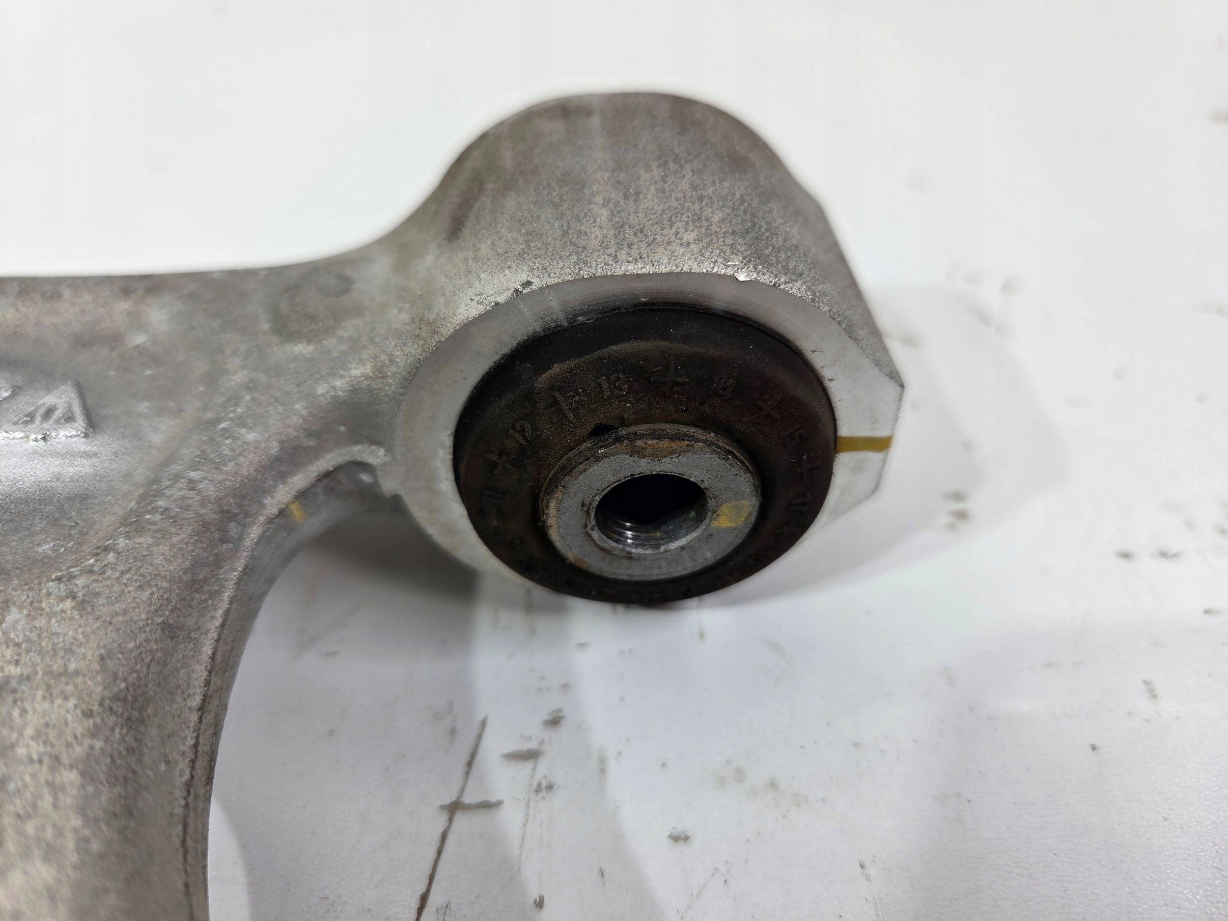 Hyundai Kona and arm front left A6082MF (Q654)