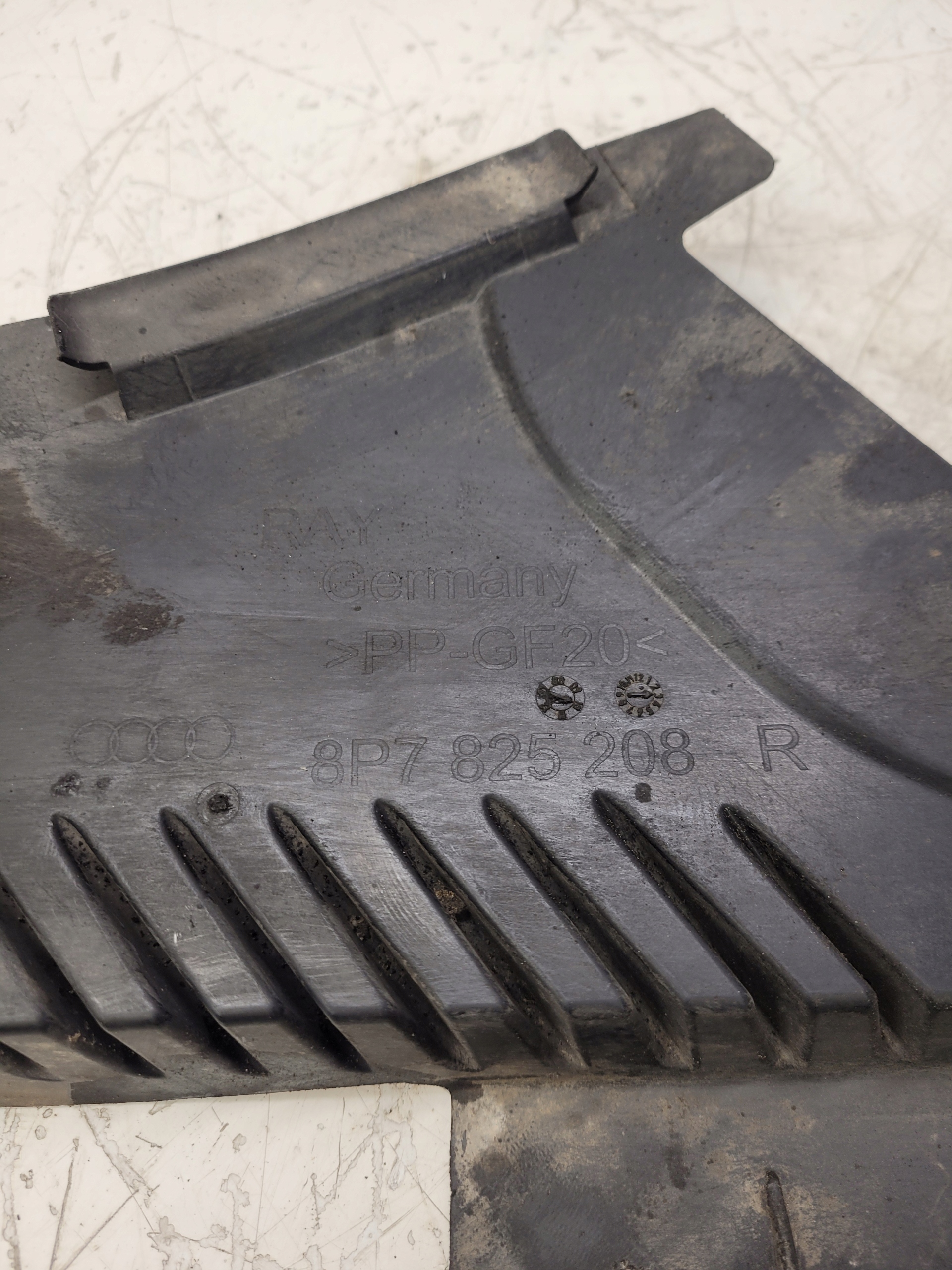 cover chassis right AUDI A3 8P CABRIO 8P7825208R