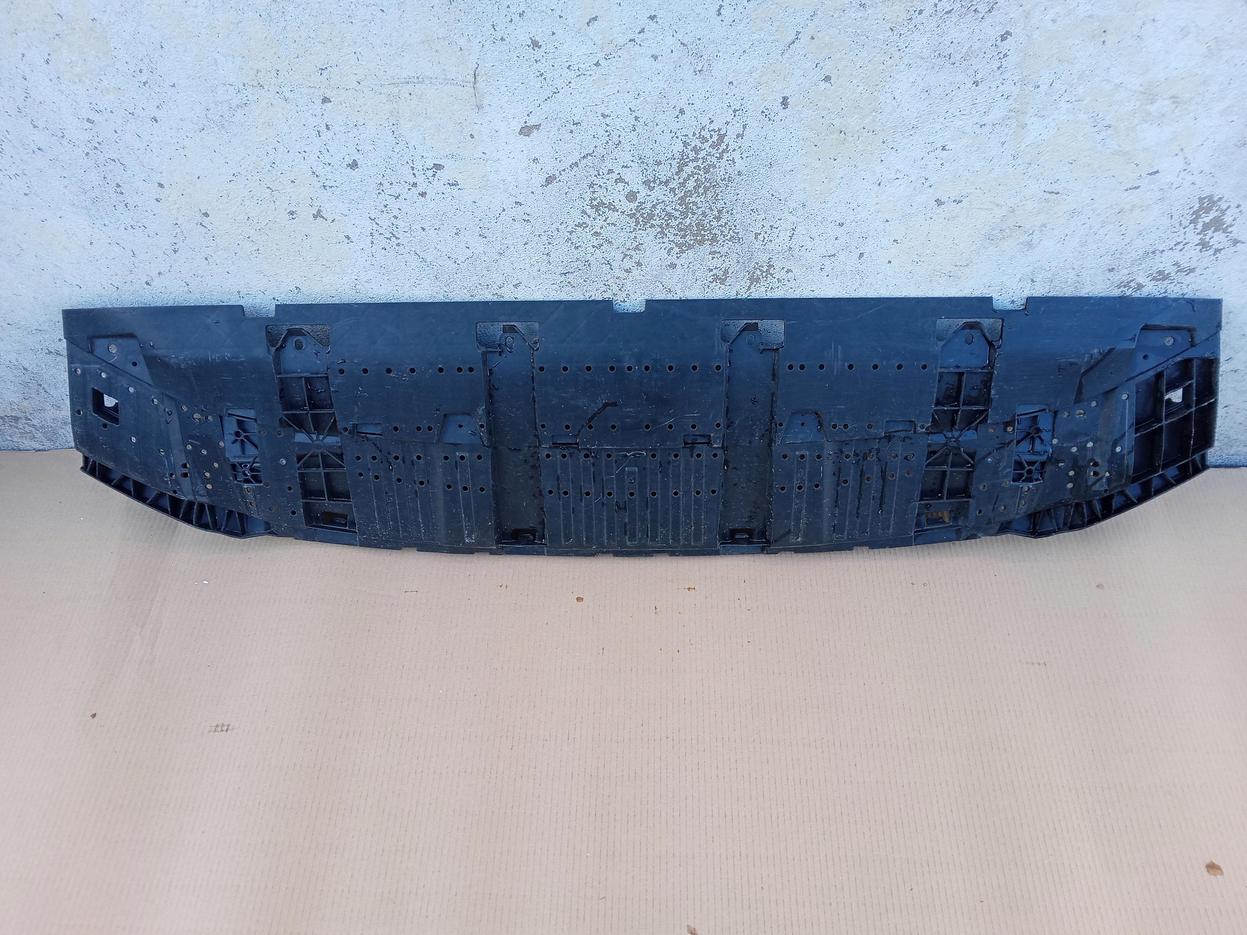 8U0807233E - AUDI Q3 8U LIFT 14-пластина защита бампера