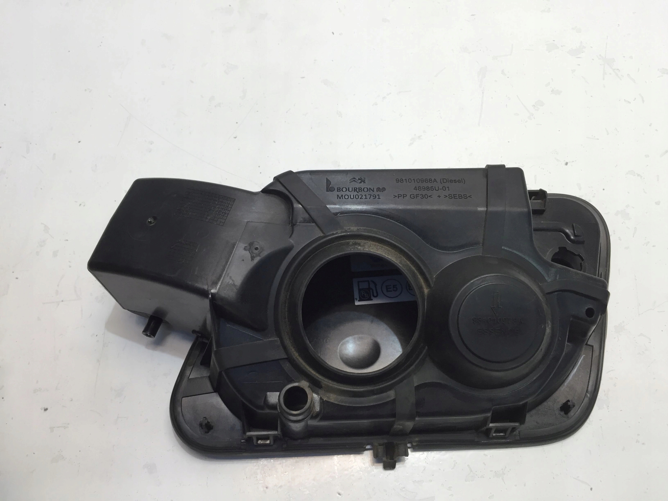 PEUGEOT 3008 II 1 6 THP 2021 KLAPKA WLEWU PALIWA Color gray