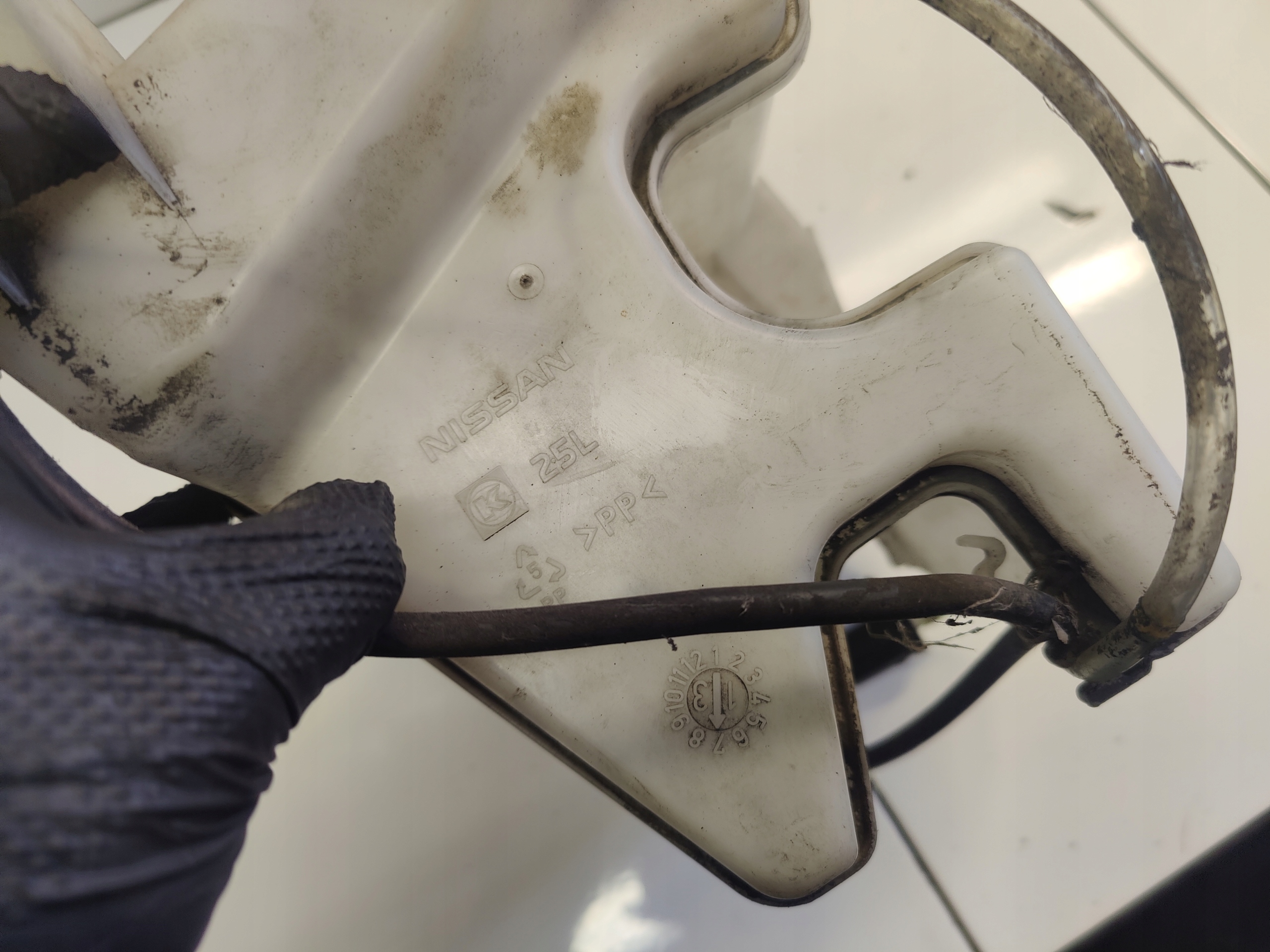 NISSAN JUKE 1.2 washer fluid tank