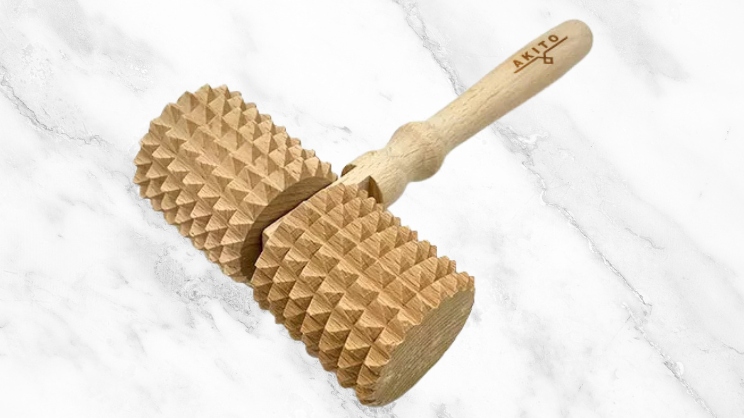 MASÁŽNY PRÍSTROJ DREVENÝ ECO VEĽKÝ S RÚČKOU PROTI CELULITÍDE AKITO Farba hnedá