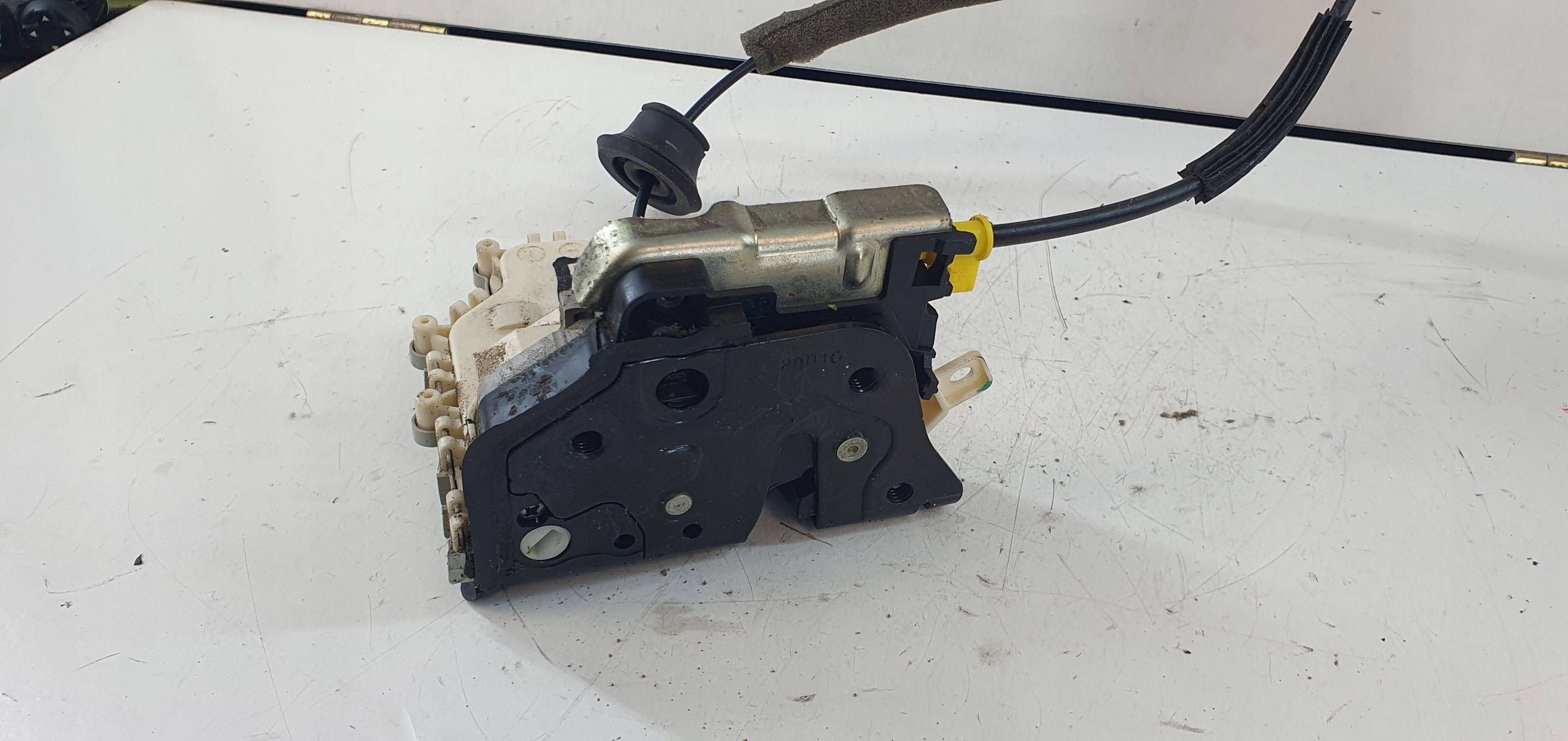 Audi A4 8K0 lock door tylnych right rear part