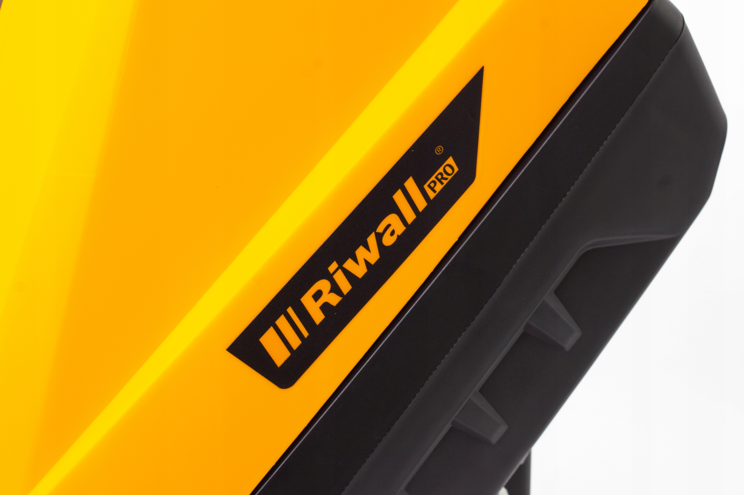 ROZDRABNIACZ ELEKTRYCZNY GŁADKOLUFOWY RĘBAK DO GAŁĘZI 3500 W RIWALL WYDAJNY Waga narzędzia 13 kg