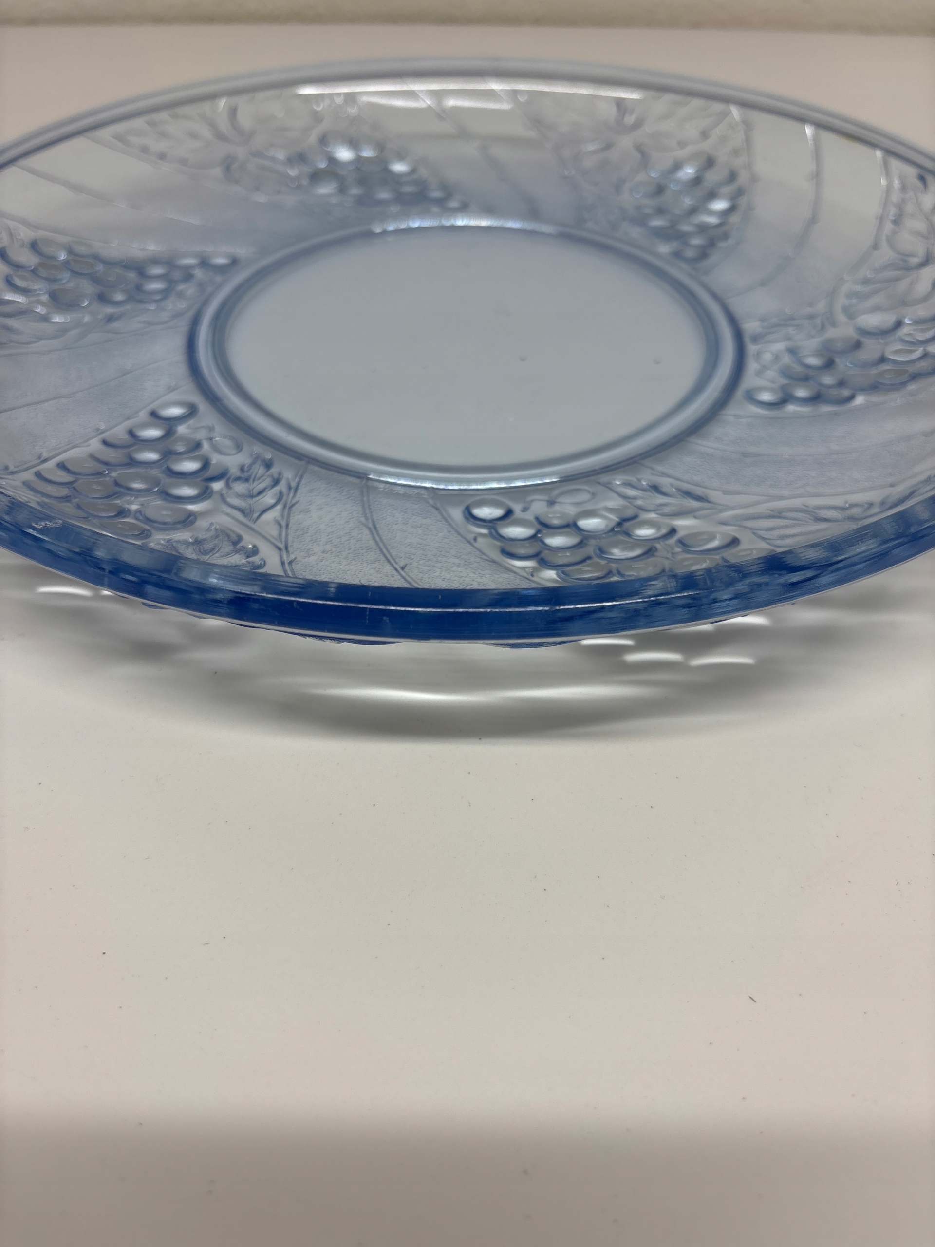 Тарелка из синего стекла.