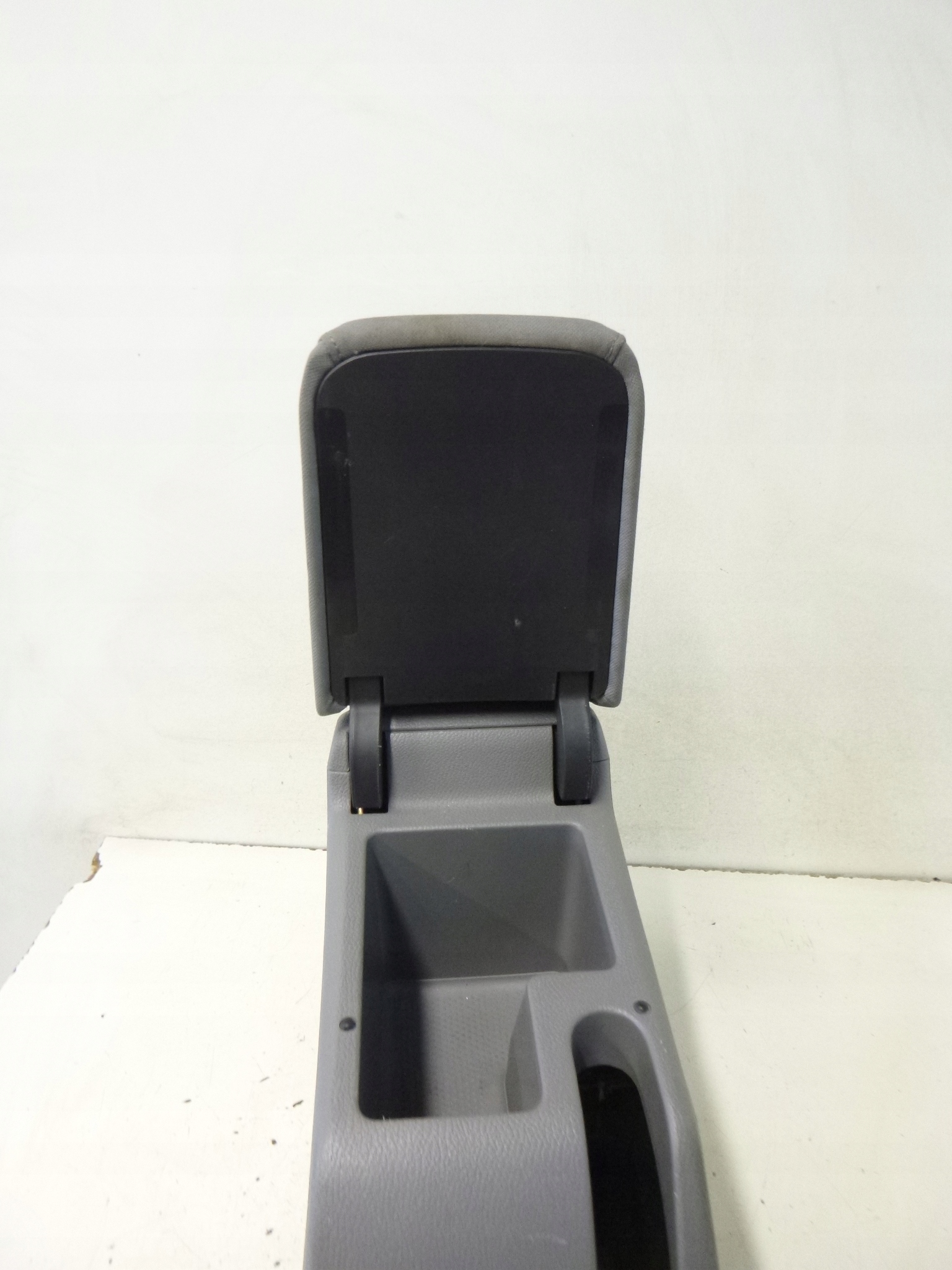 подлокотник vw volkswagen Golf V 3D 04r.