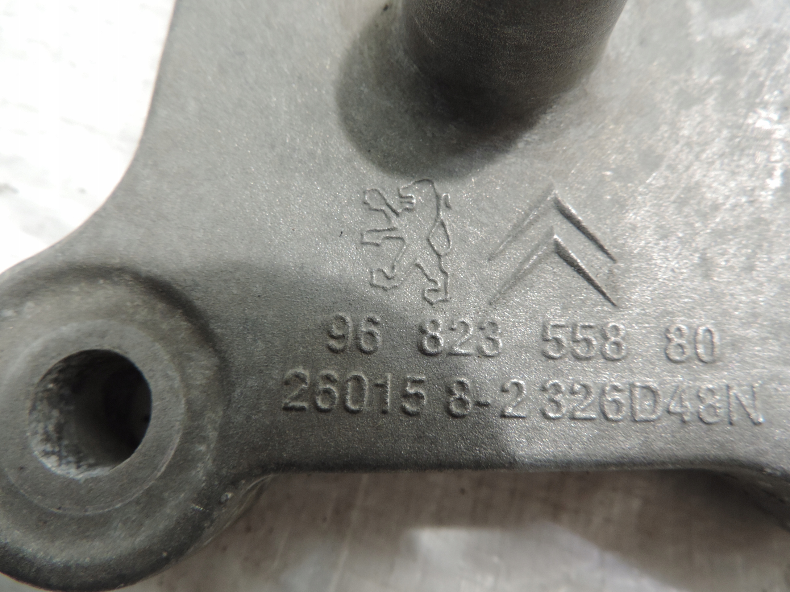 ŁAPA WSPORNIK SKRZYNI OPEL CROSSLAND X 1.2 TURBO 9682355880 Producent części Opel OE