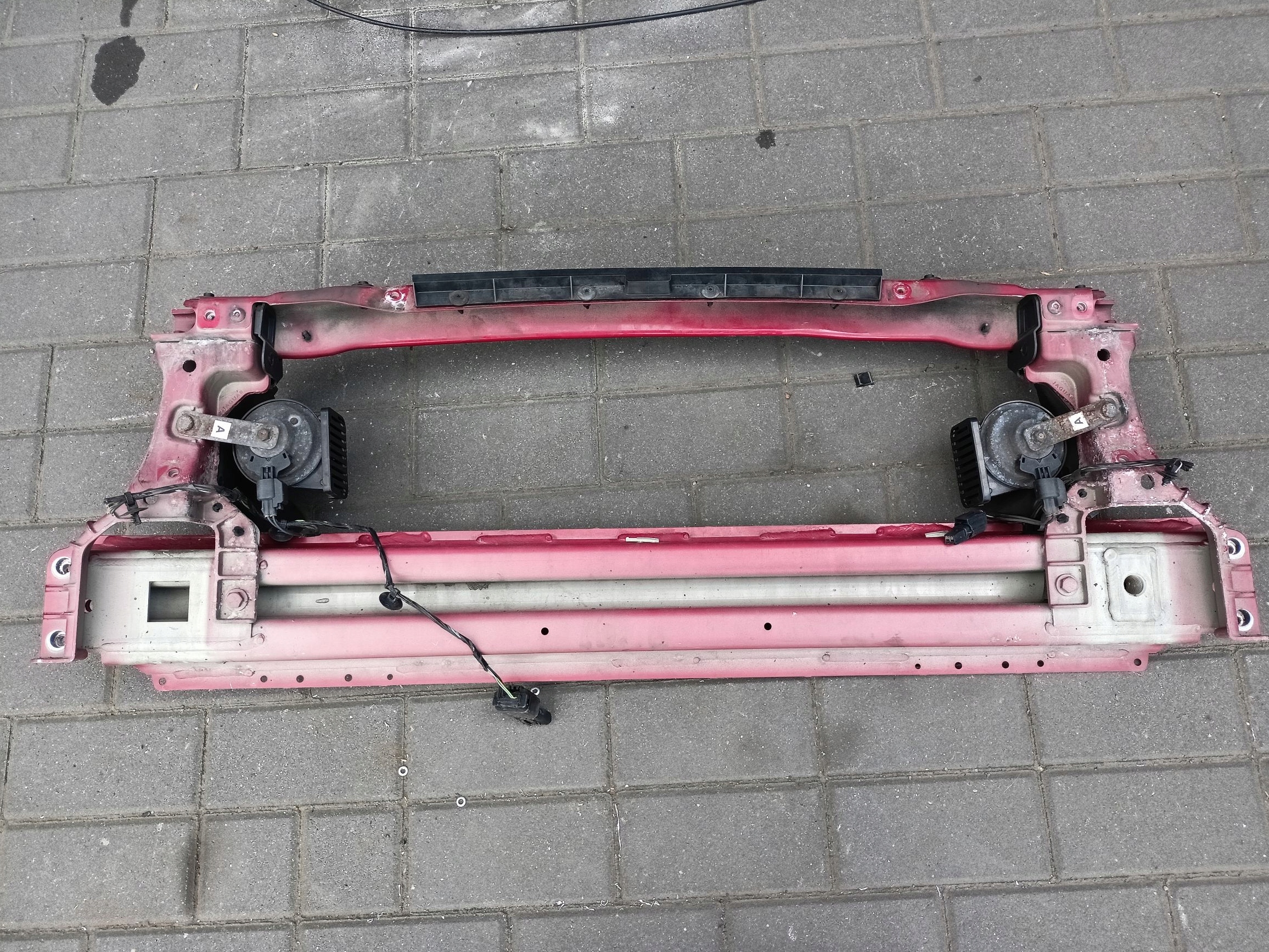 JAGUAR XE X760 2.0 D - PAS PRZEDNI BELKA CHŁODNICE Jakość części (zgodnie z GVO) O - oryginał z logo producenta pojazdu (OE)