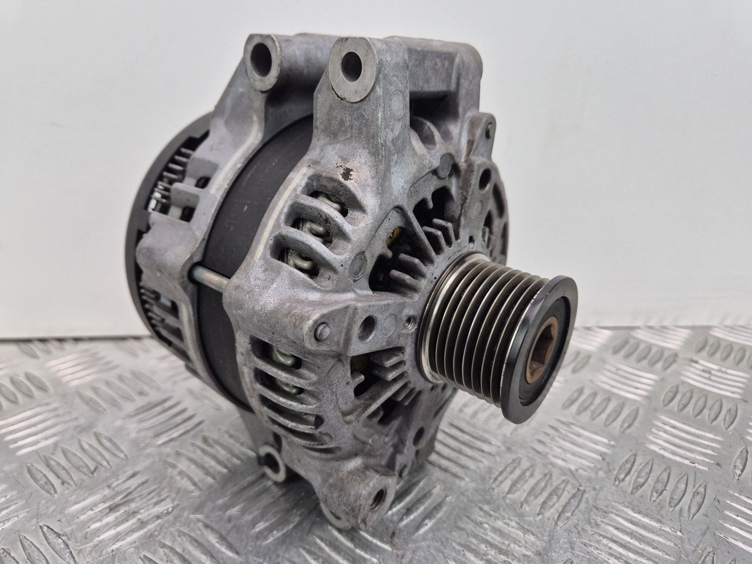 BMW 3 E92 E93 325i alternator 7591268 N52B25AF