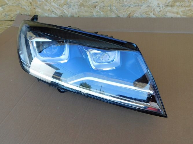 VW TOUAREG XENON reflektor right