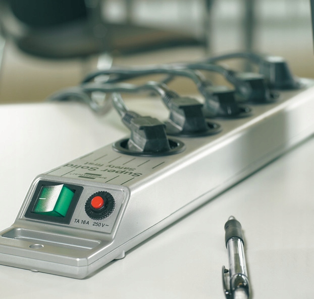 LISTWA ELEKTRYCZNA 8 GNIAZDOWA PRZEDŁUŻACZ ZASILAJĄCY KABEL 2,5 BEZPIECZNIK Stan opakowania oryginalne