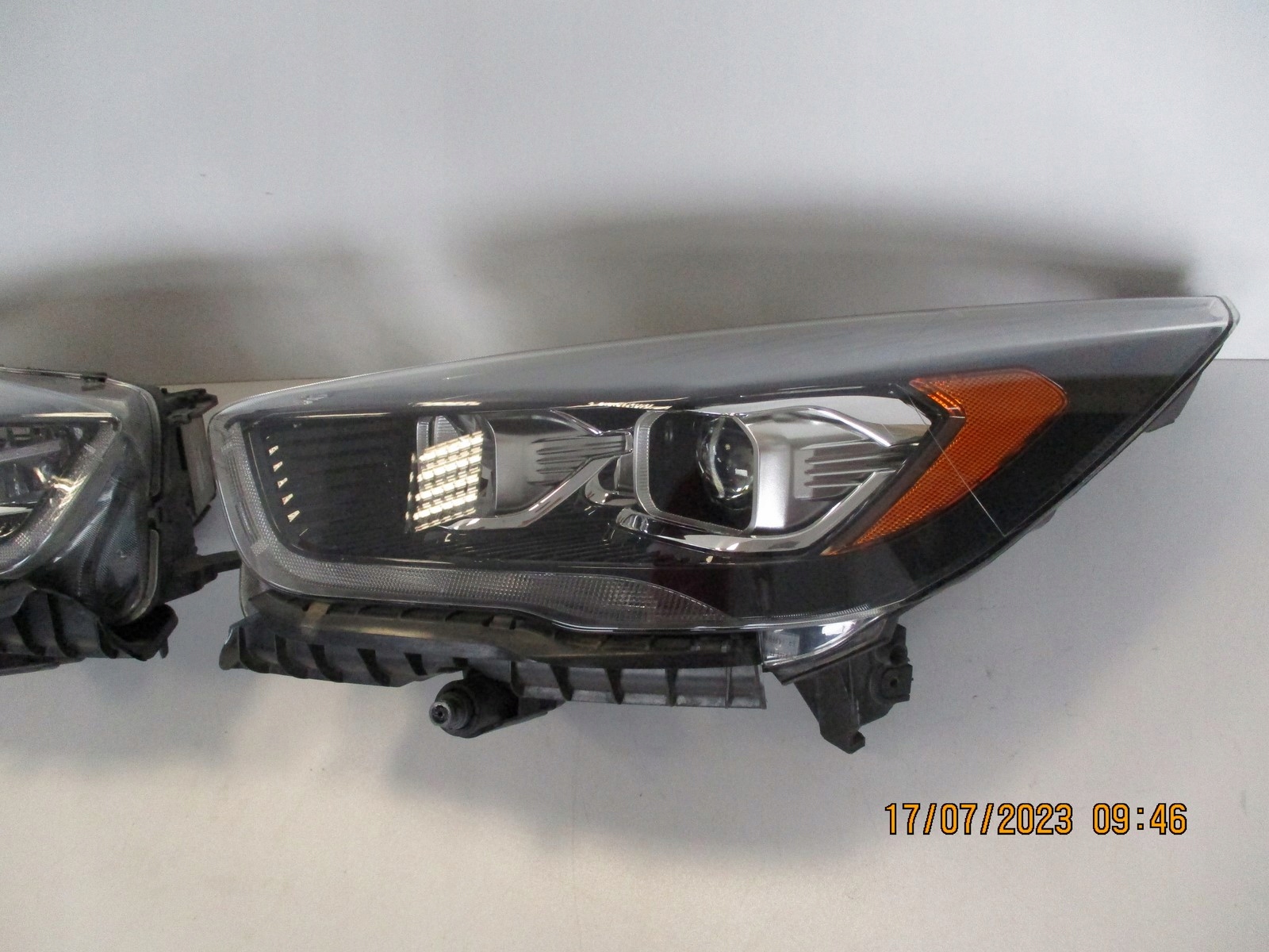light BI-XENON KUGA II LIFT GV41-13D155-EC left