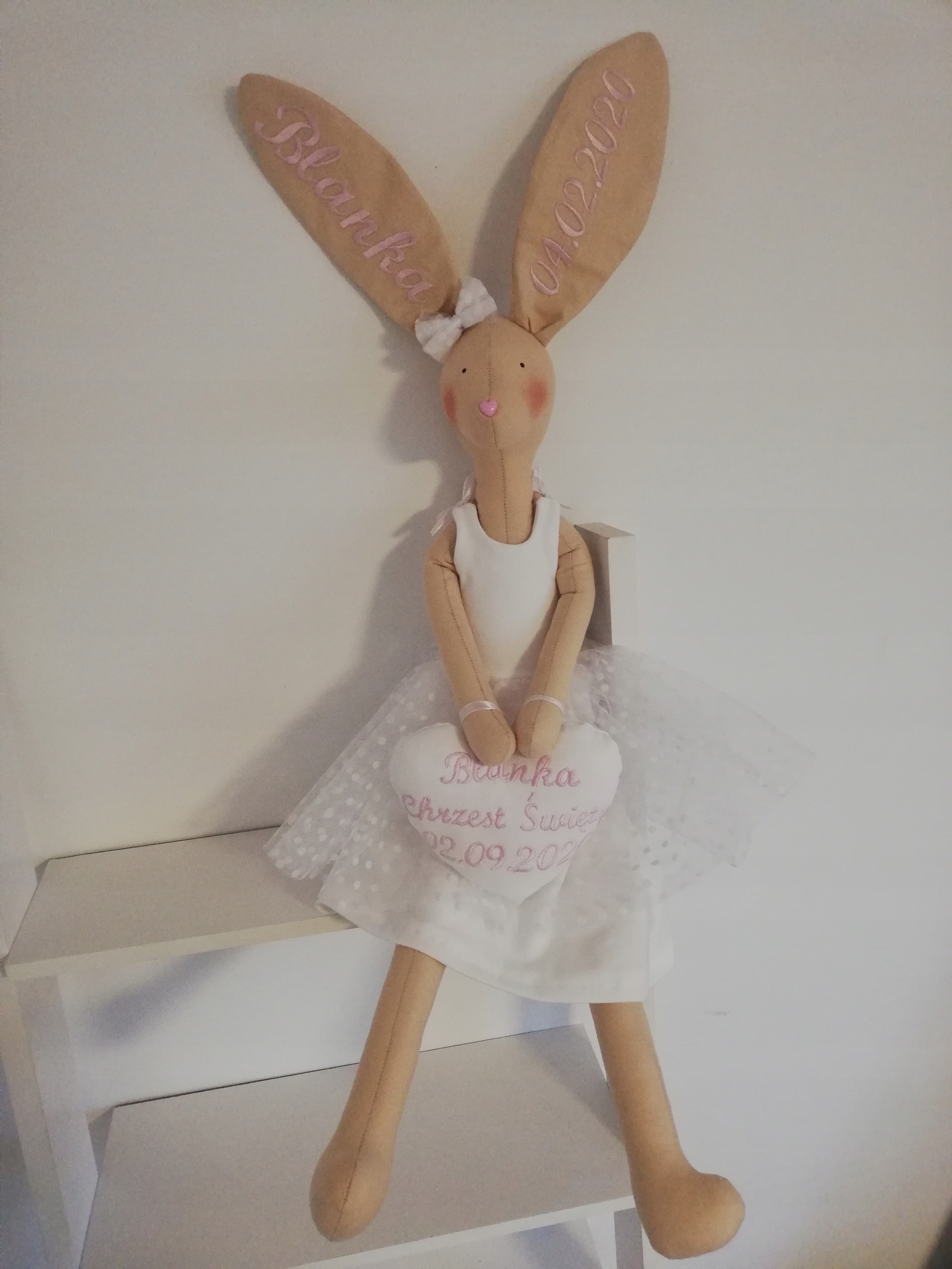 Králík suvenýr křtu roků personalizace výšivka