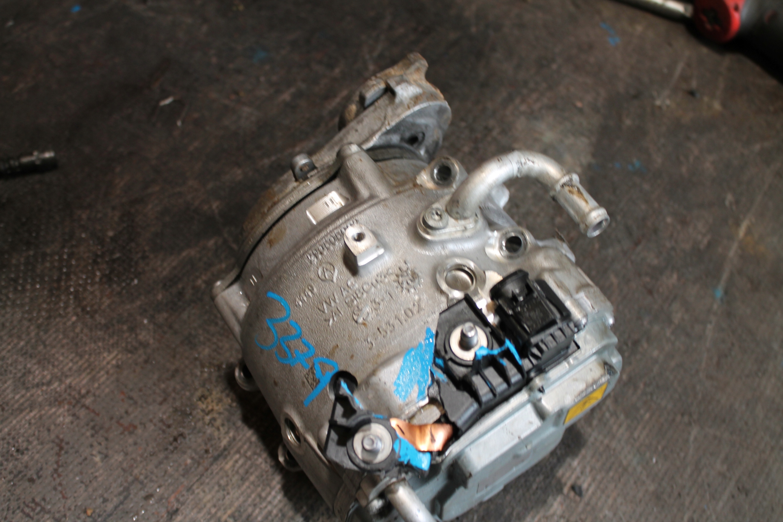 3379. ALTERNATOR AUDI RSQ8 4N1903028B
