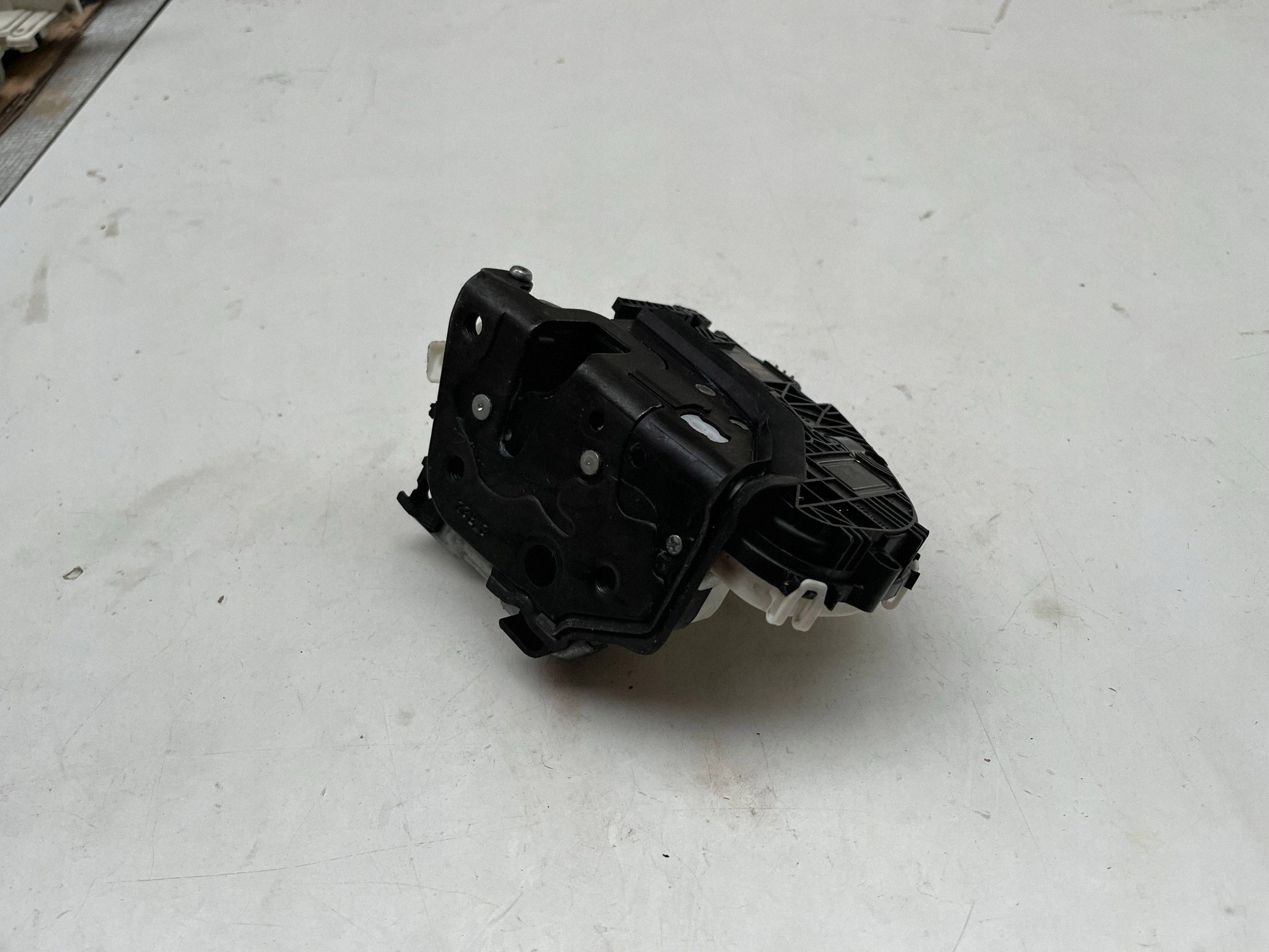 AUDI A4 B9 lock door right front 8X1837016D @M