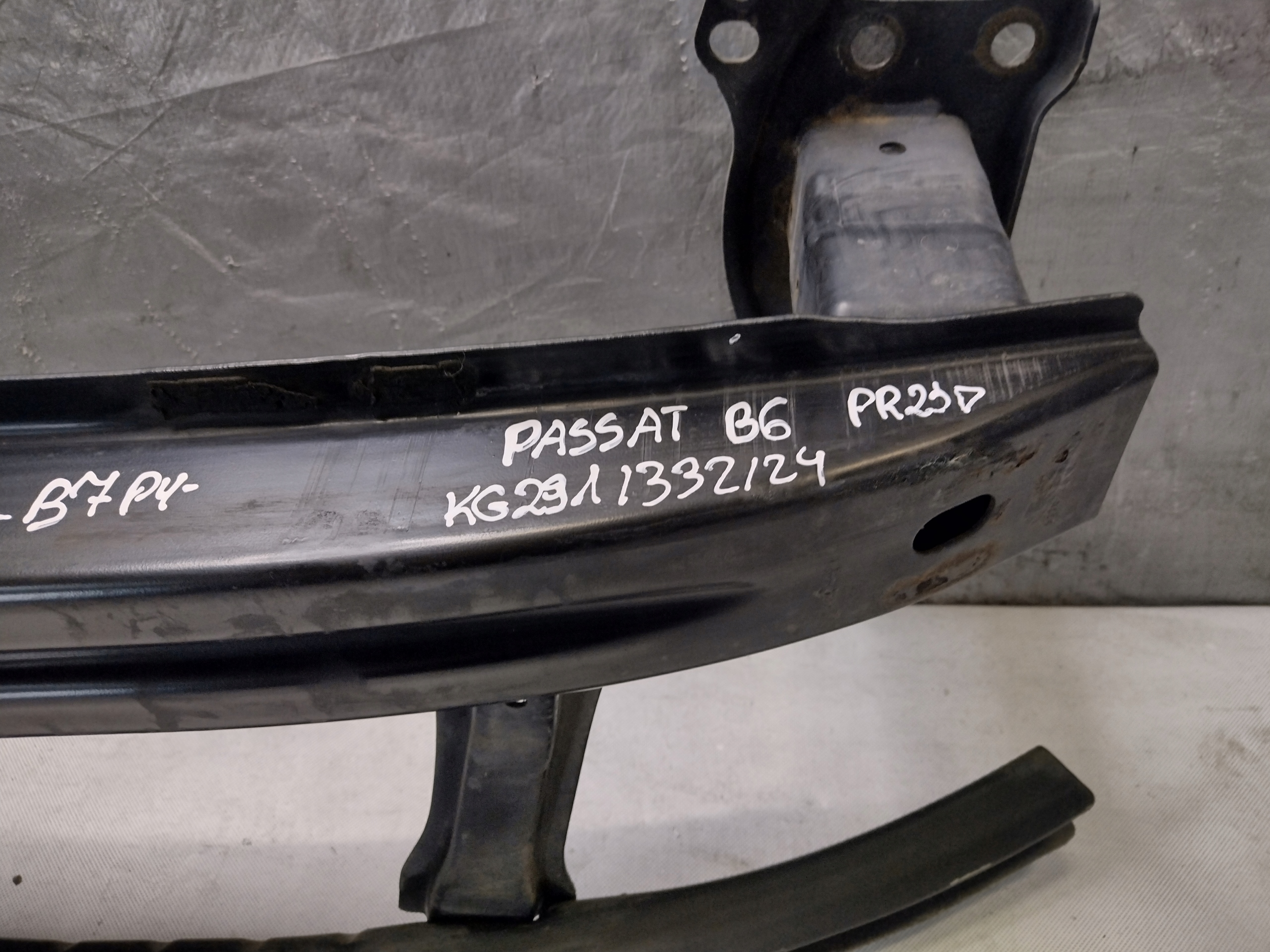 sider wall support of the front Volkswagen Passat B6