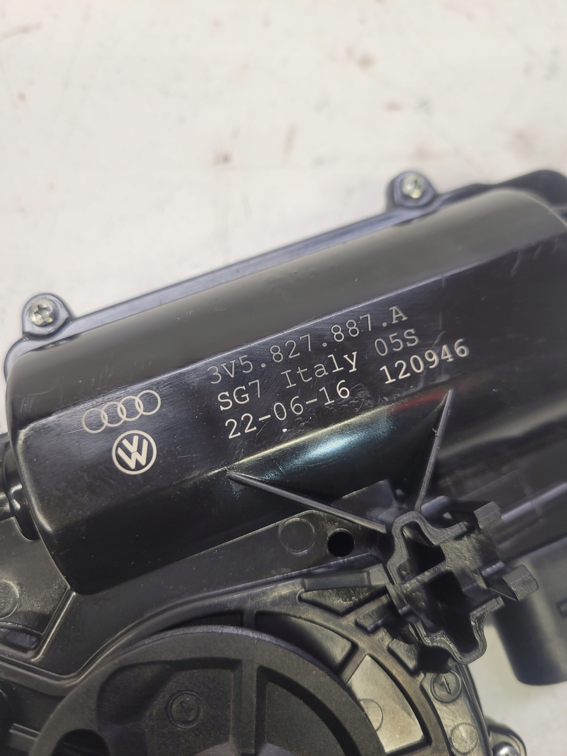 lock DOCIAG bonnet rear part AUDI A4 B9 A5 Q7 3V5827887A